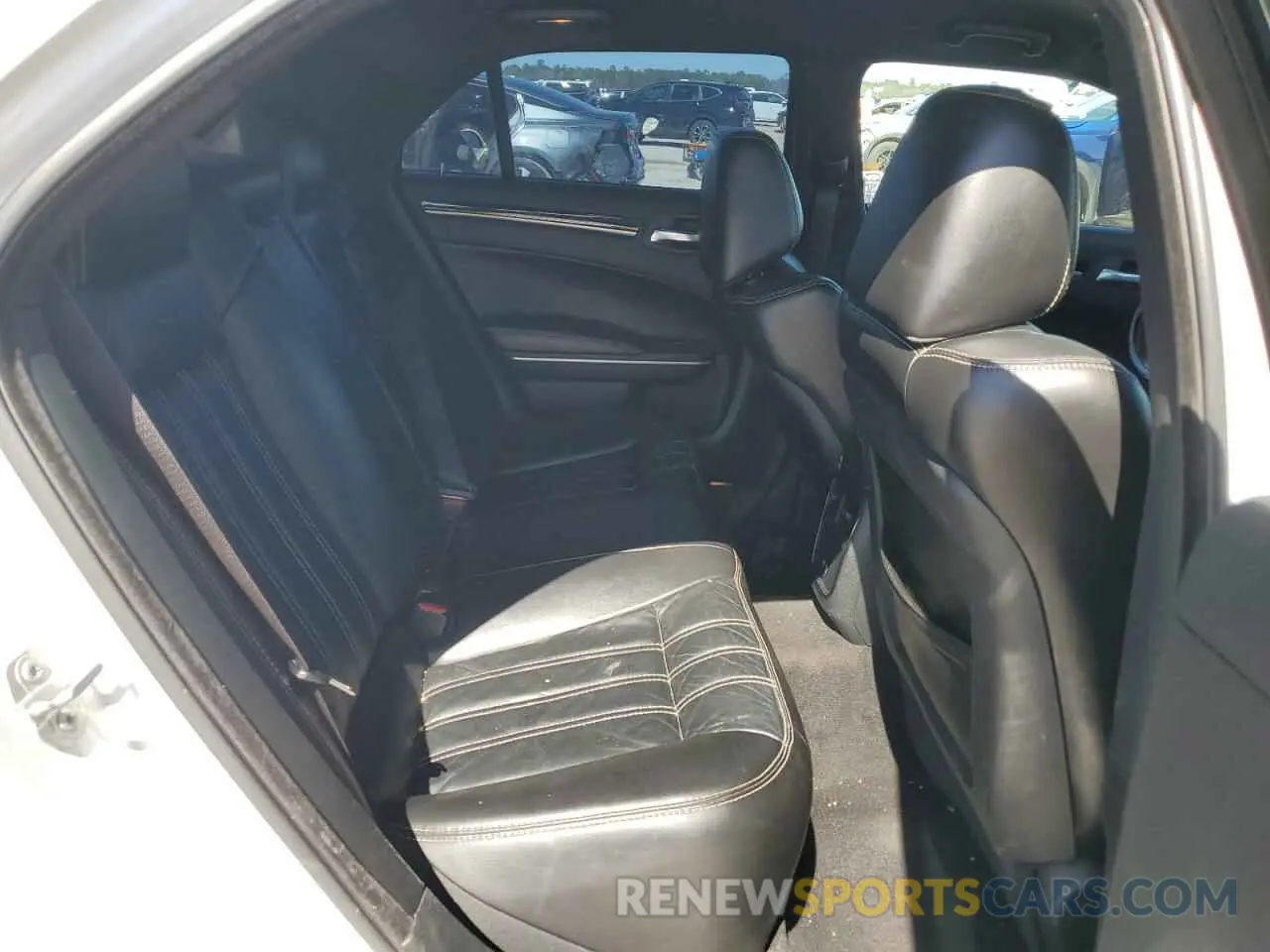 10 fotografías del automóvil dañado 2C3CCABG1KH654061 CHRYSLER 300 2019
