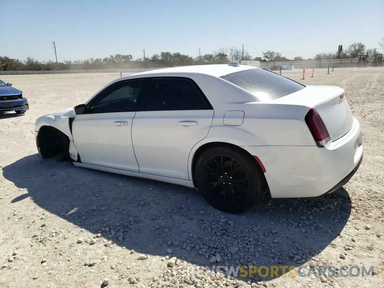 2 fotografías del automóvil dañado 2C3CCABG2KH516643 CHRYSLER 300 2019