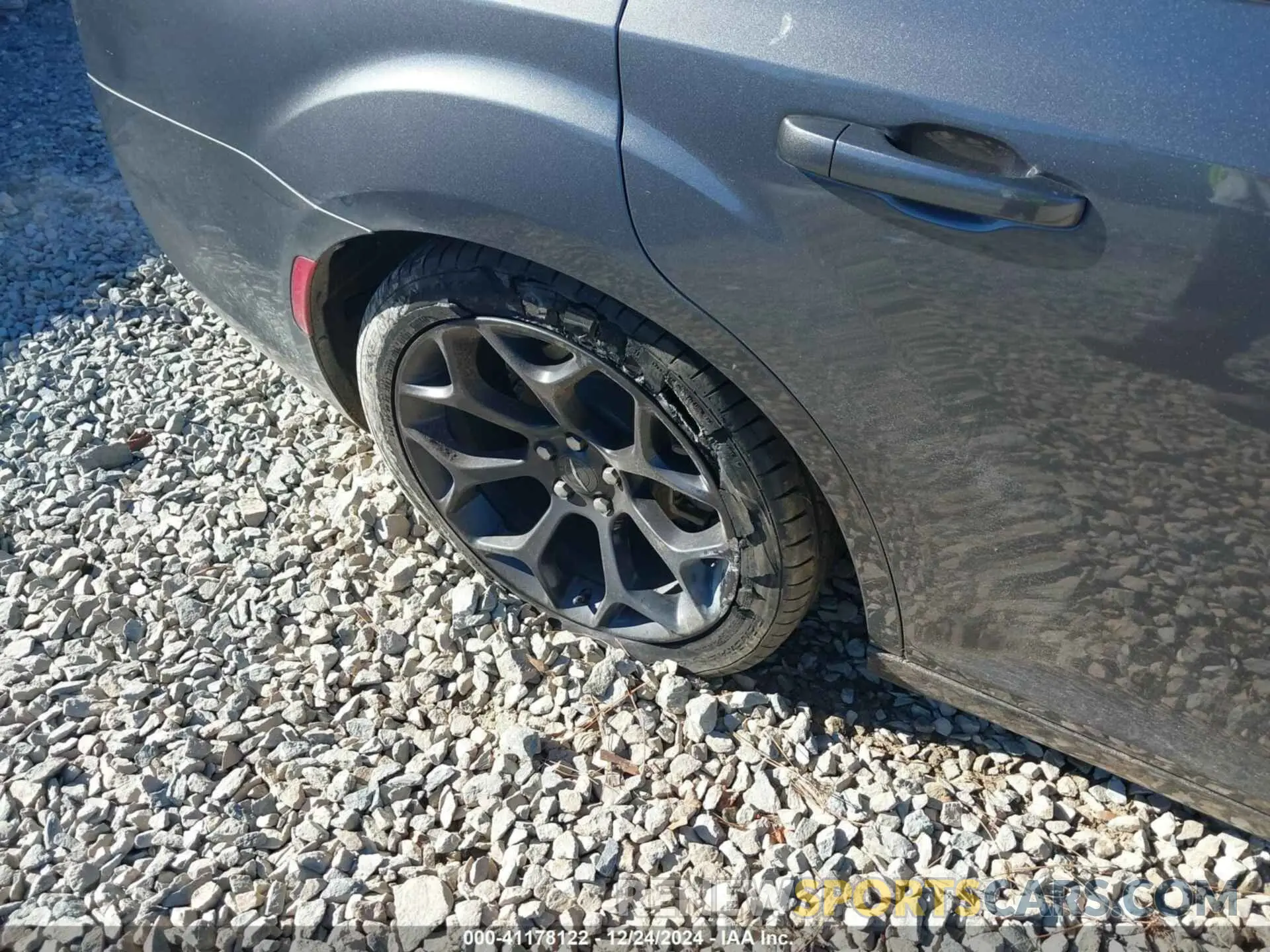 17 fotografías del automóvil dañado 2C3CCABG5KH683868 CHRYSLER 300 2019