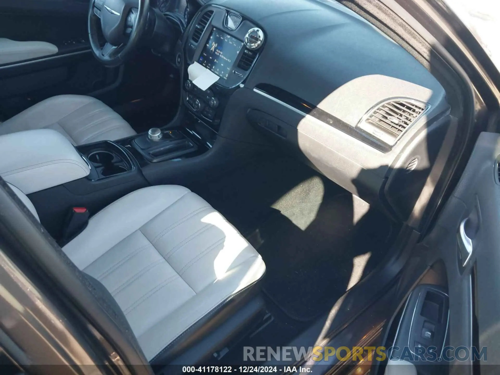 5 fotografías del automóvil dañado 2C3CCABG5KH683868 CHRYSLER 300 2019