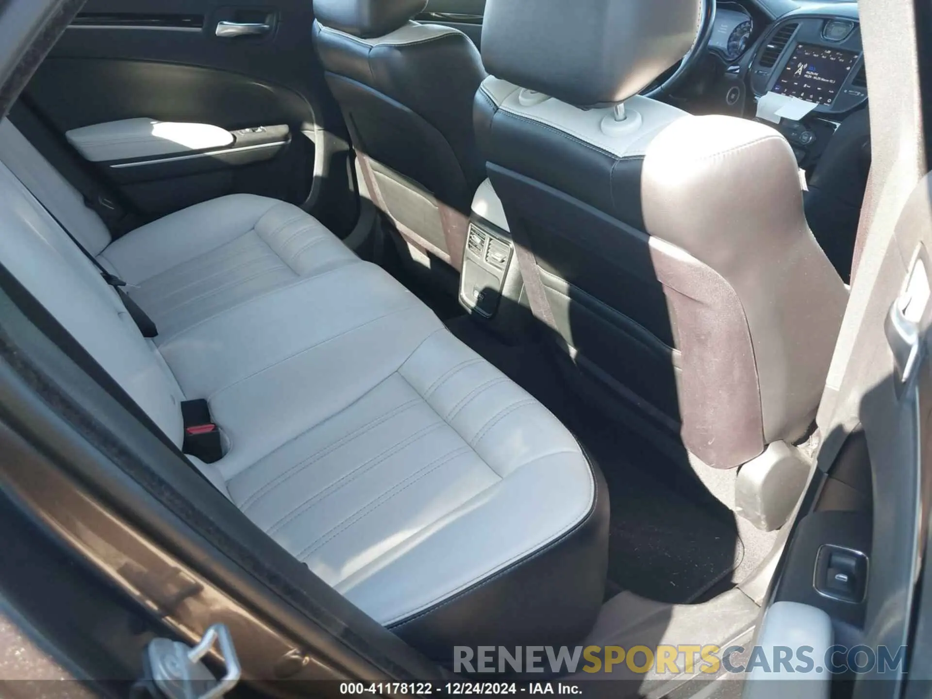8 fotografías del automóvil dañado 2C3CCABG5KH683868 CHRYSLER 300 2019