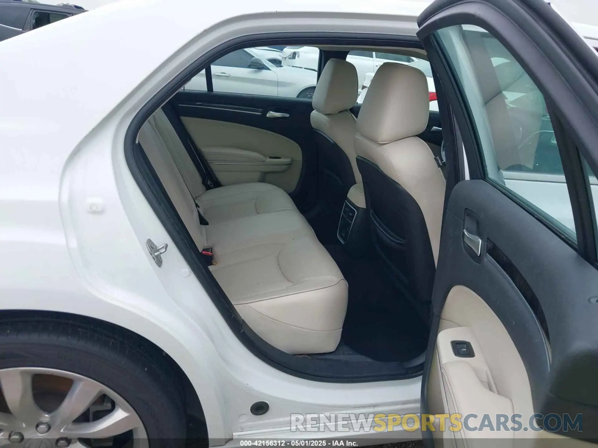 8 fotografías del automóvil dañado 2C3CCAEG1KH536281 CHRYSLER 300 2019