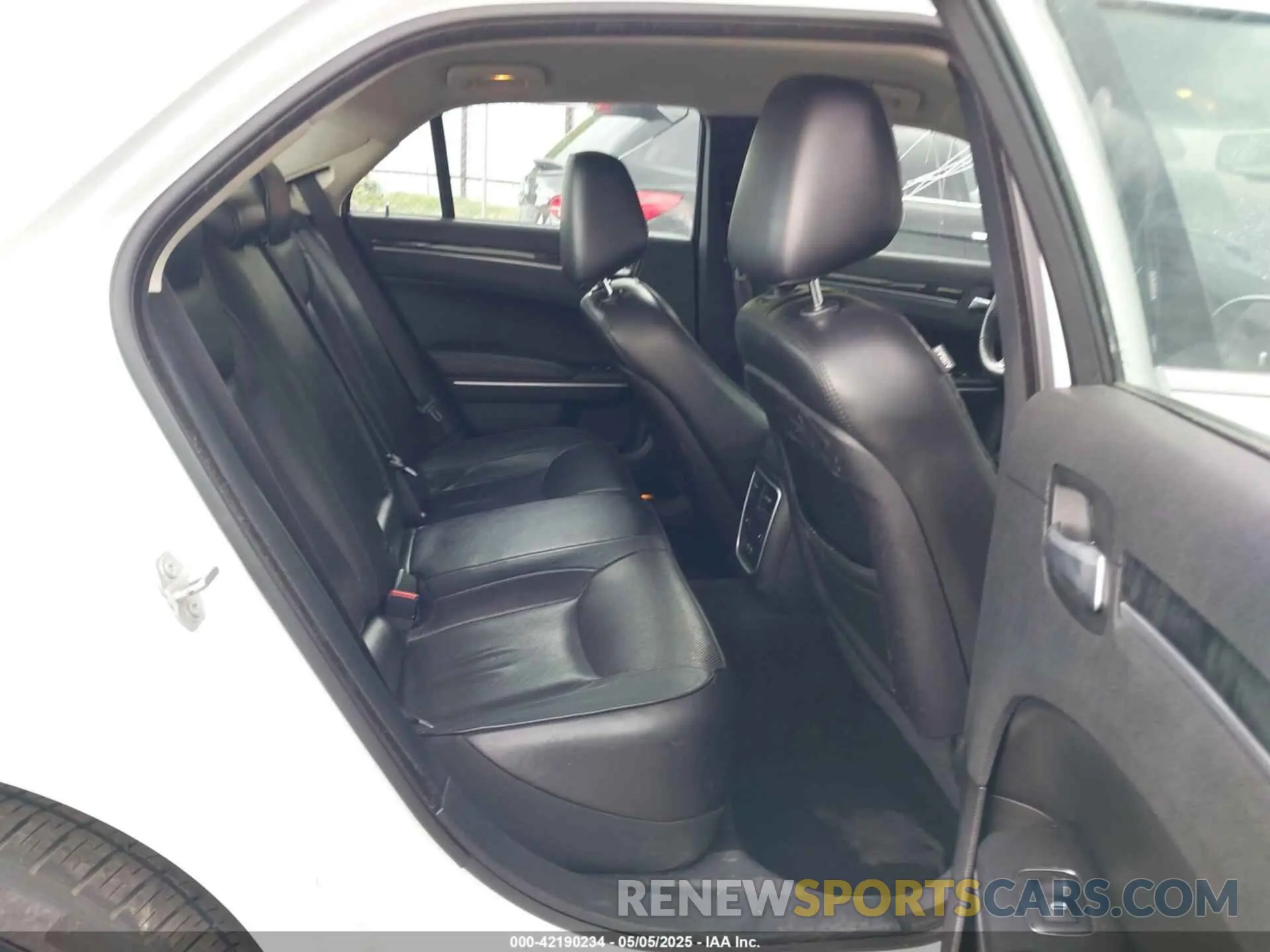 8 fotografías del automóvil dañado 2C3CCAEG9KH698188 CHRYSLER 300 2019