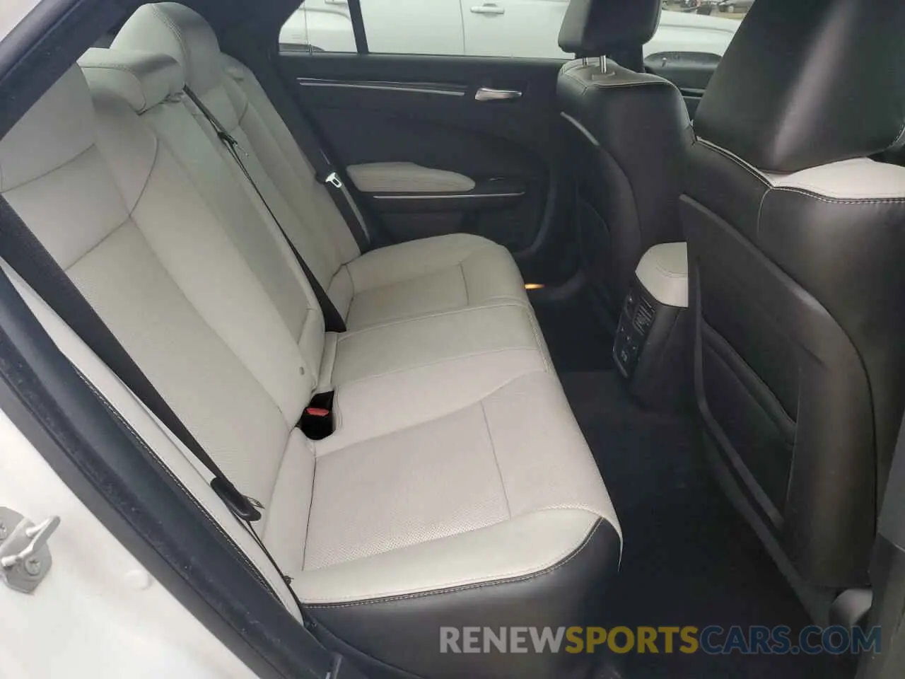 10 fotografías del automóvil dañado 2C3CCAGG7KH701361 CHRYSLER 300 2019