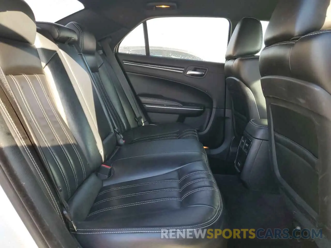 10 fotografías del automóvil dañado 2C3CCAGGXKH538284 CHRYSLER 300 2019