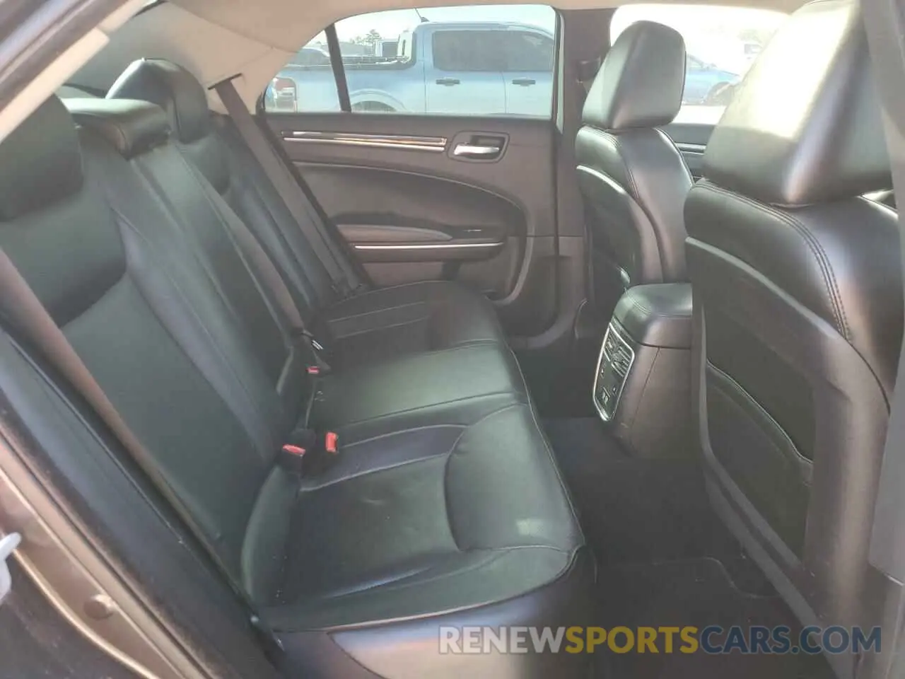 11 fotografías del automóvil dañado 2C3CCAKG0KH560348 CHRYSLER 300 2019