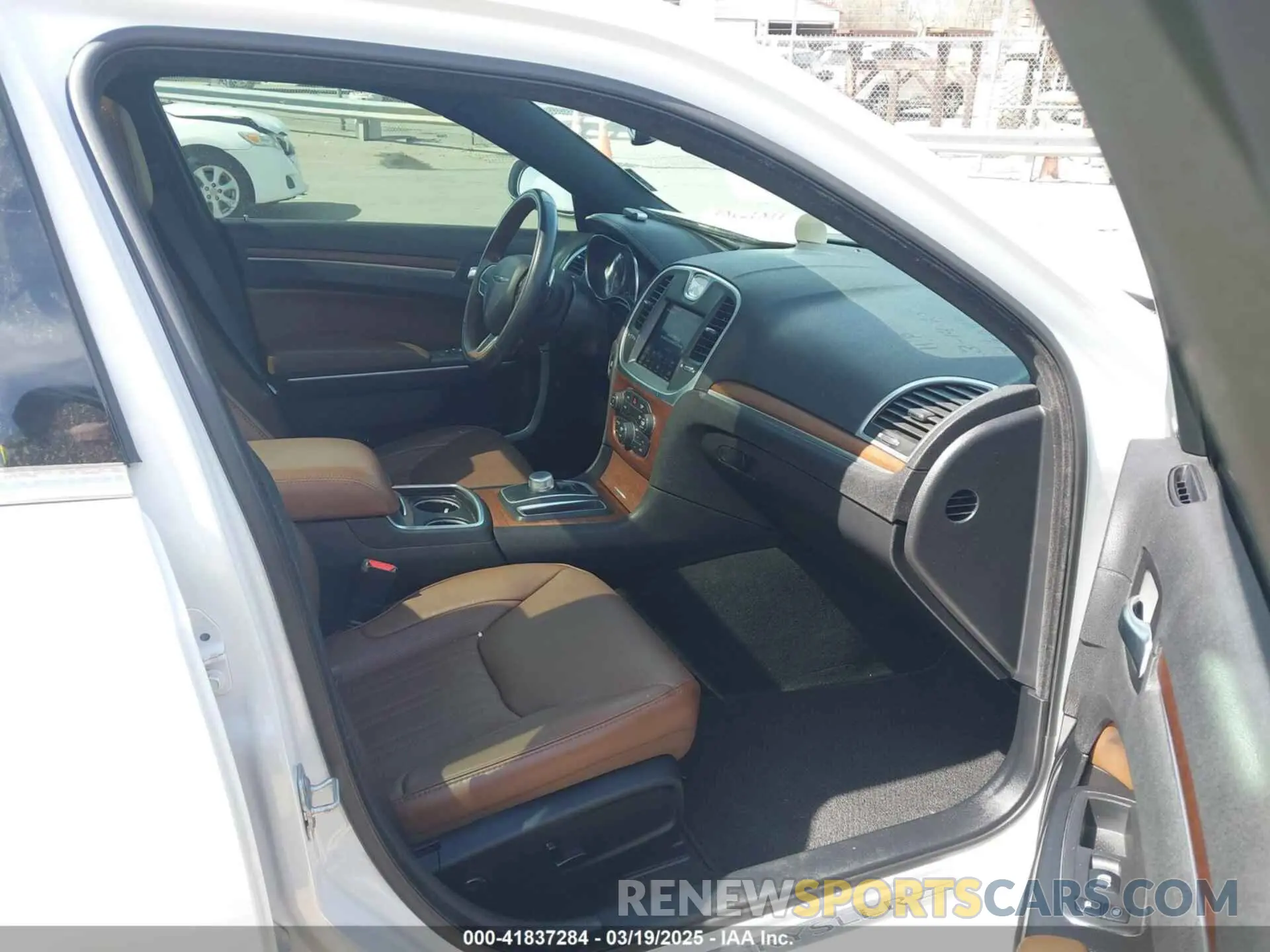 5 fotografías del automóvil dañado 2C3CCAPT5KH606049 CHRYSLER 300 2019