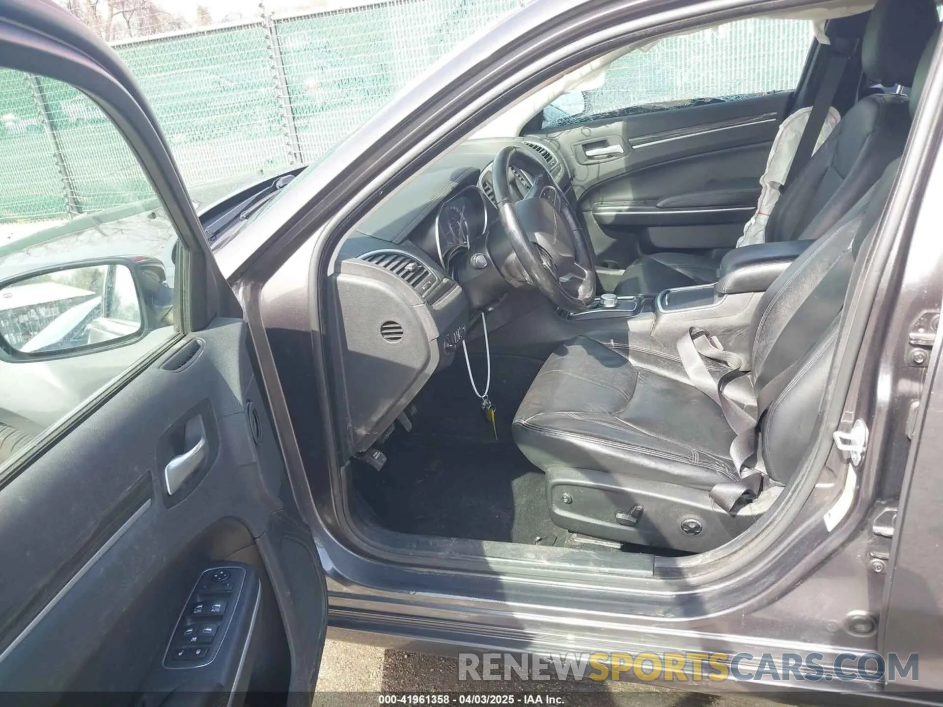 5 fotografías del automóvil dañado 2C3CCARG3KH581149 CHRYSLER 300 2019