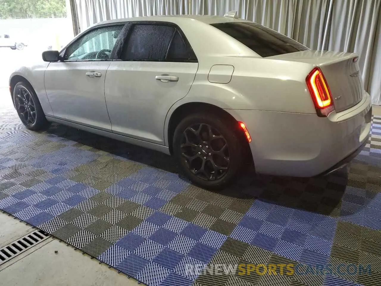 2 fotografías del automóvil dañado 2C3CCARG8KH666343 CHRYSLER 300 2019