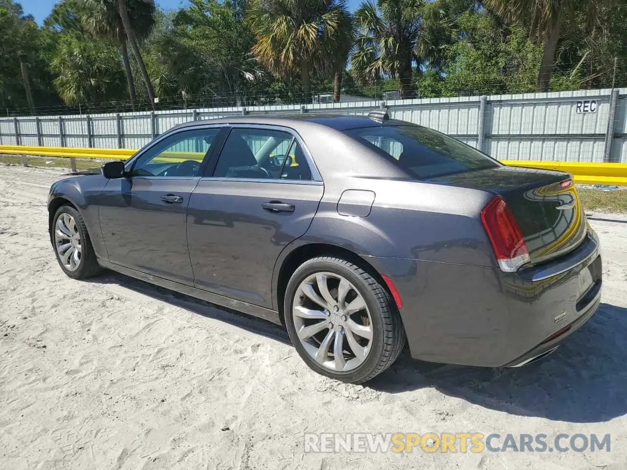 2 fotografías del automóvil dañado 2C3CCAAG3LH239195 CHRYSLER 300 2020