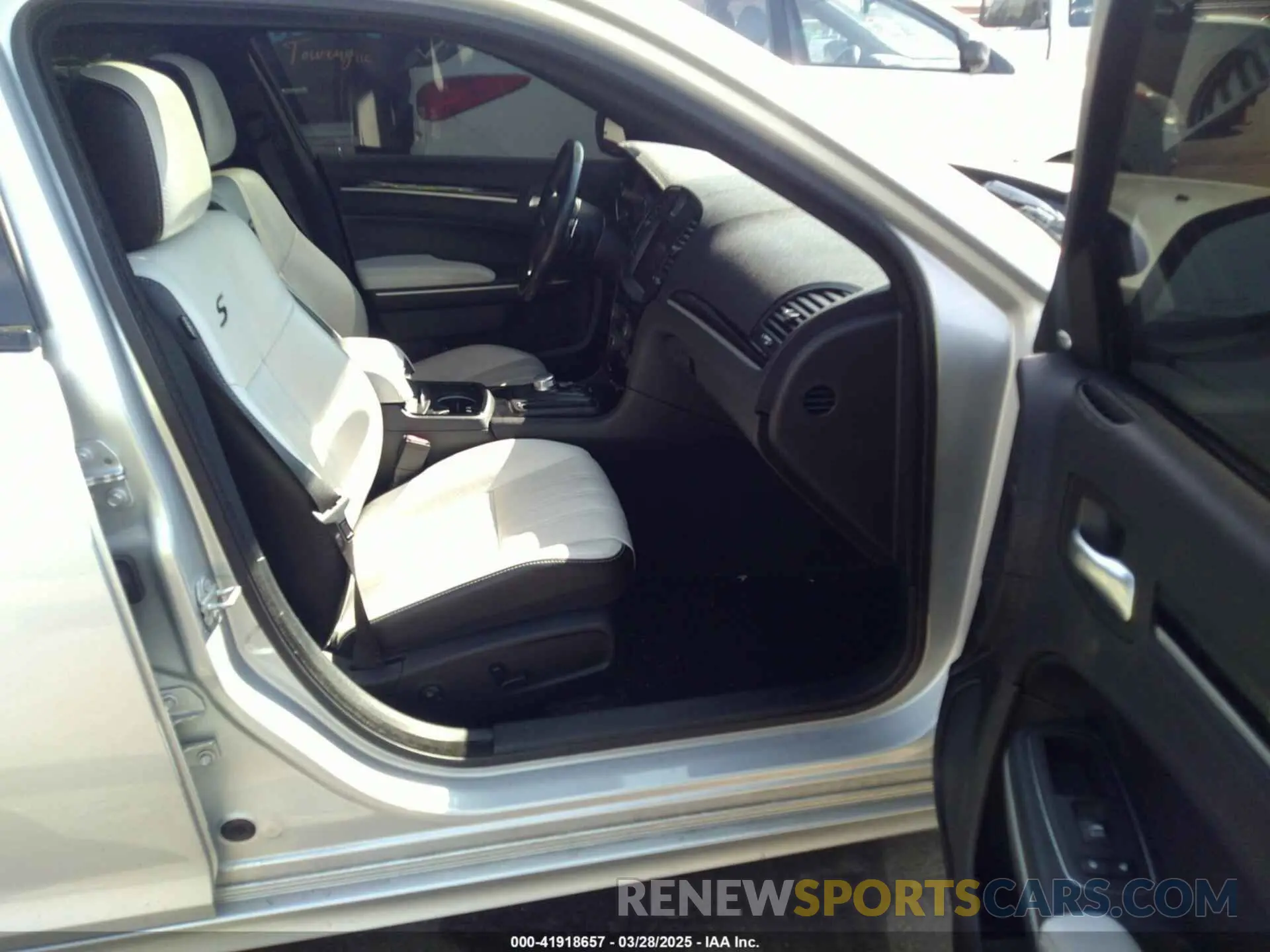 5 fotografías del automóvil dañado 2C3CCABGXLH103516 CHRYSLER 300 2020