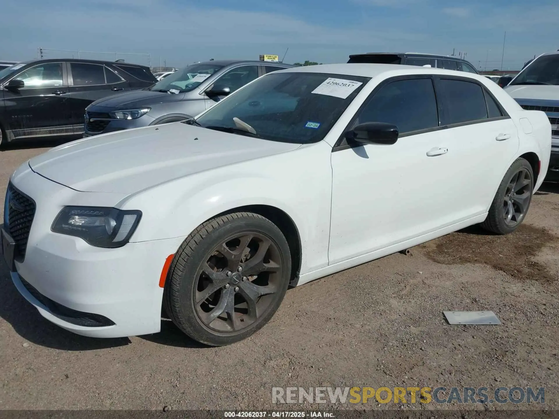 2 fotografías del automóvil dañado 2C3CCAAG4PH520122 CHRYSLER 300 2023