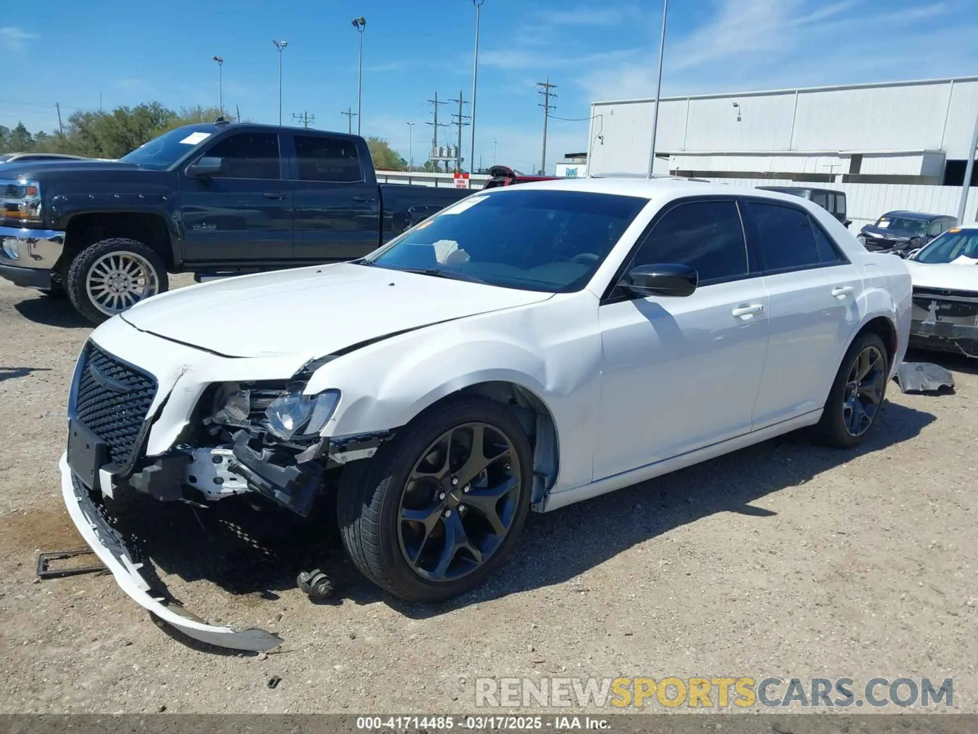 2 fotografías del automóvil dañado 2C3CCAAGXPH664953 CHRYSLER 300 2023