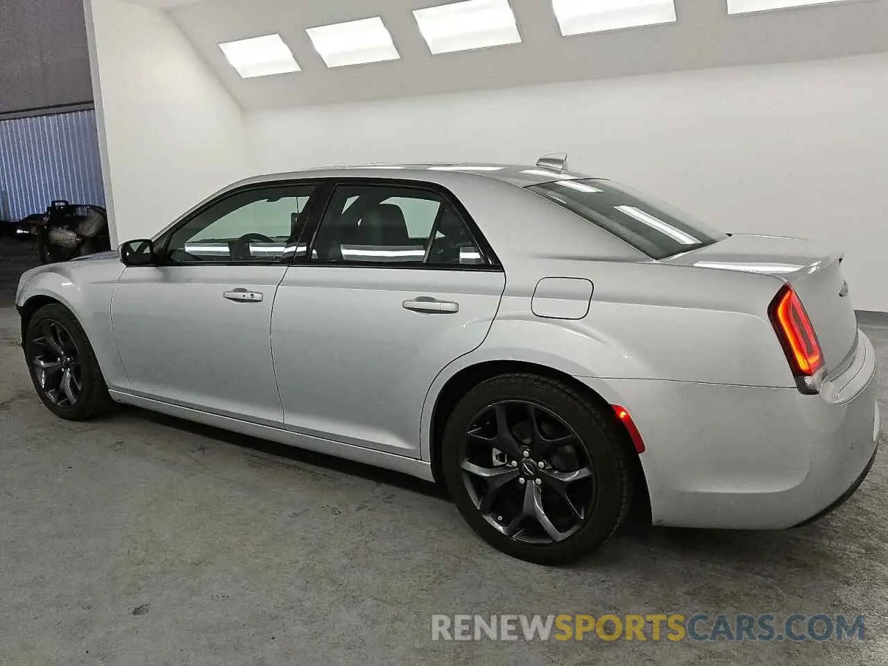 2 fotografías del automóvil dañado 2C3CCABG2PH633291 CHRYSLER 300 2023
