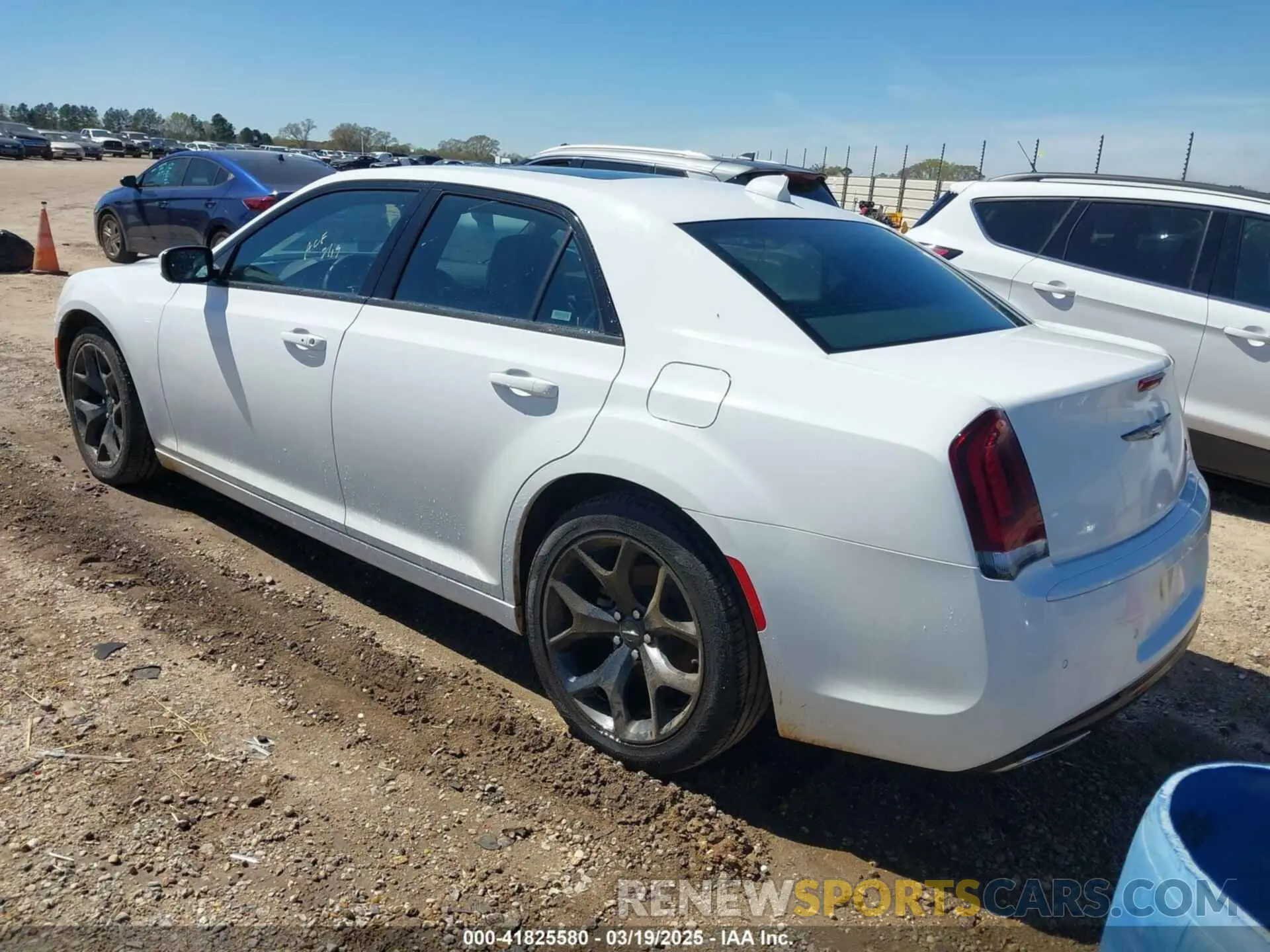 3 fotografías del automóvil dañado 2C3CCABG6PH561155 CHRYSLER 300 2023