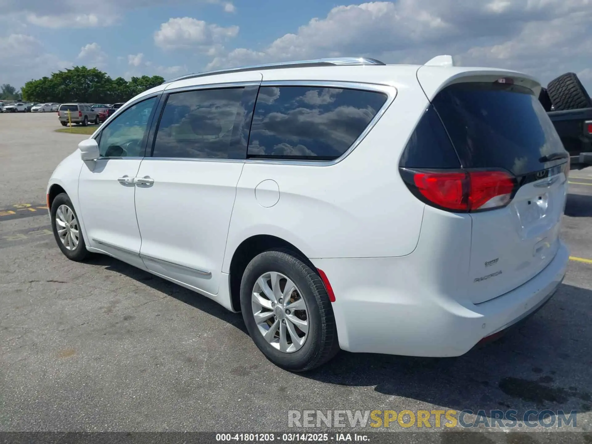 3 fotografías del automóvil dañado 2C4RC1BG1KR539668 CHRYSLER PACIFICA 2019