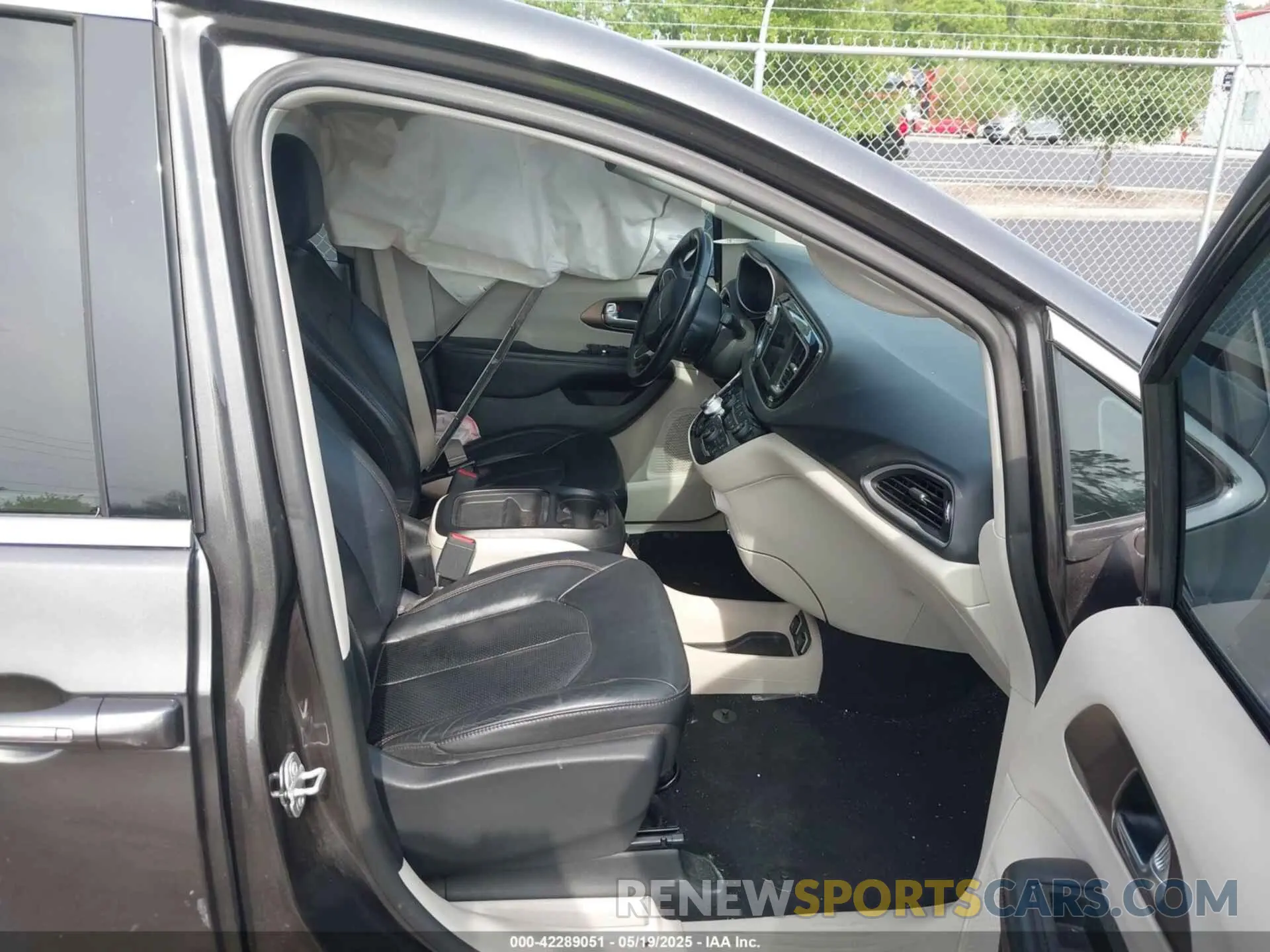 5 fotografías del automóvil dañado 2C4RC1BG1KR625031 CHRYSLER PACIFICA 2019