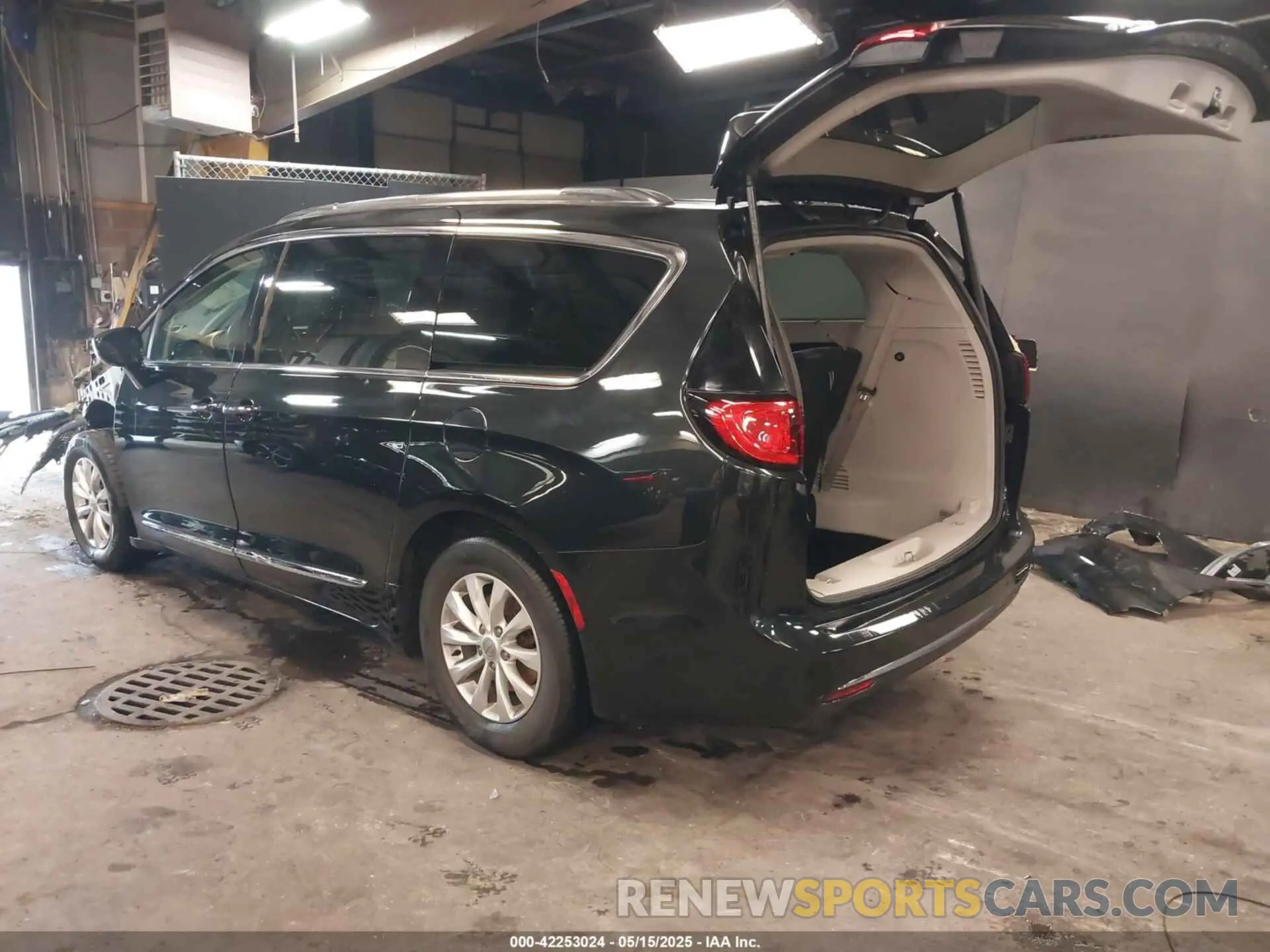 3 fotografías del automóvil dañado 2C4RC1BG2KR604527 CHRYSLER PACIFICA 2019
