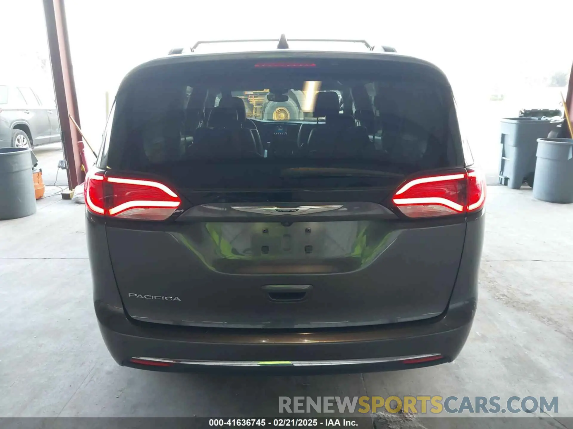17 fotografías del automóvil dañado 2C4RC1BG7KR657272 CHRYSLER PACIFICA 2019
