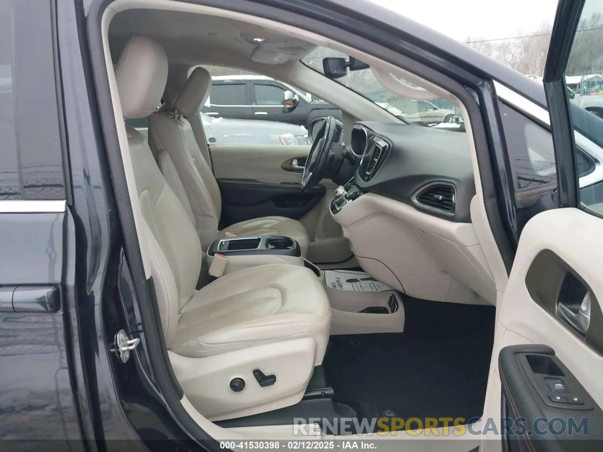 5 fotografías del automóvil dañado 2C4RC1EG1KR733645 CHRYSLER PACIFICA 2019