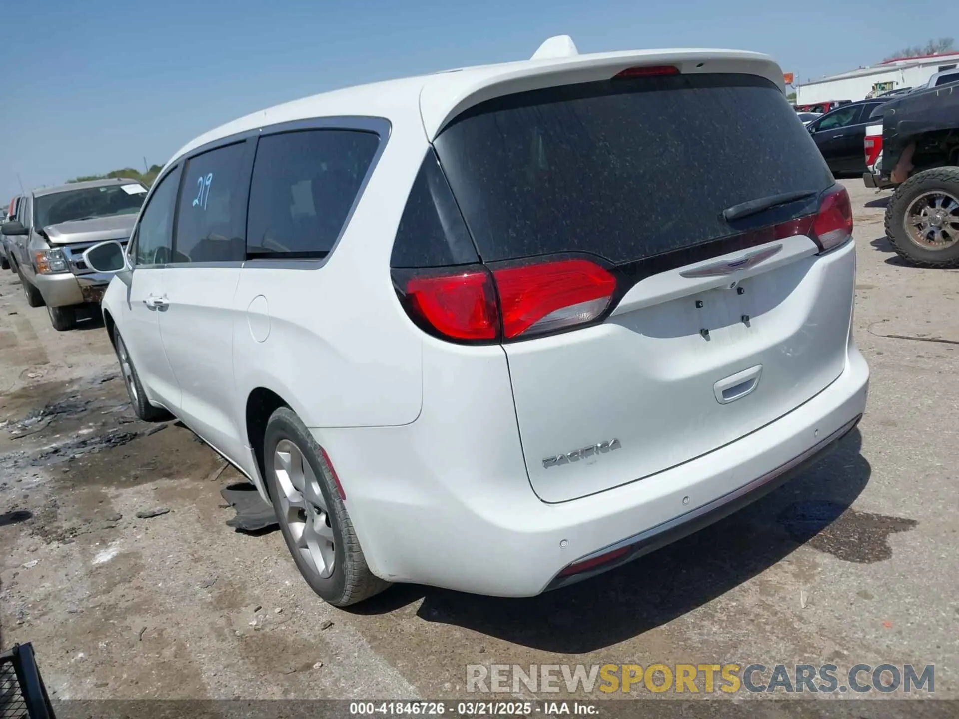 3 fotografías del automóvil dañado 2C4RC1FG5KR541627 CHRYSLER PACIFICA 2019