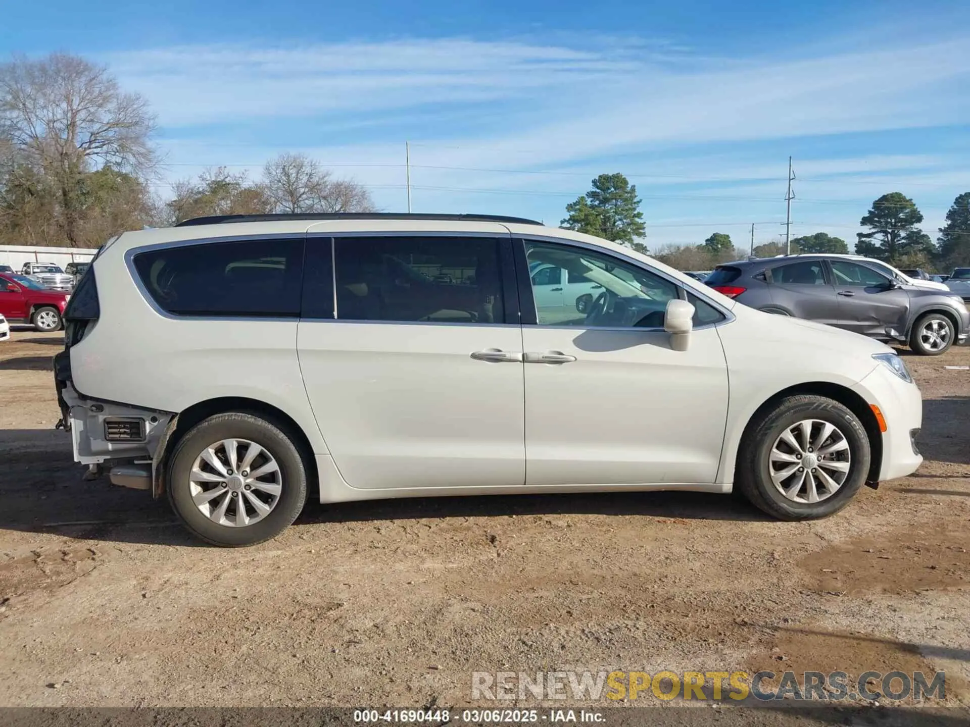 14 fotografías del automóvil dañado 2C4RC1FG6KR669150 CHRYSLER PACIFICA 2019