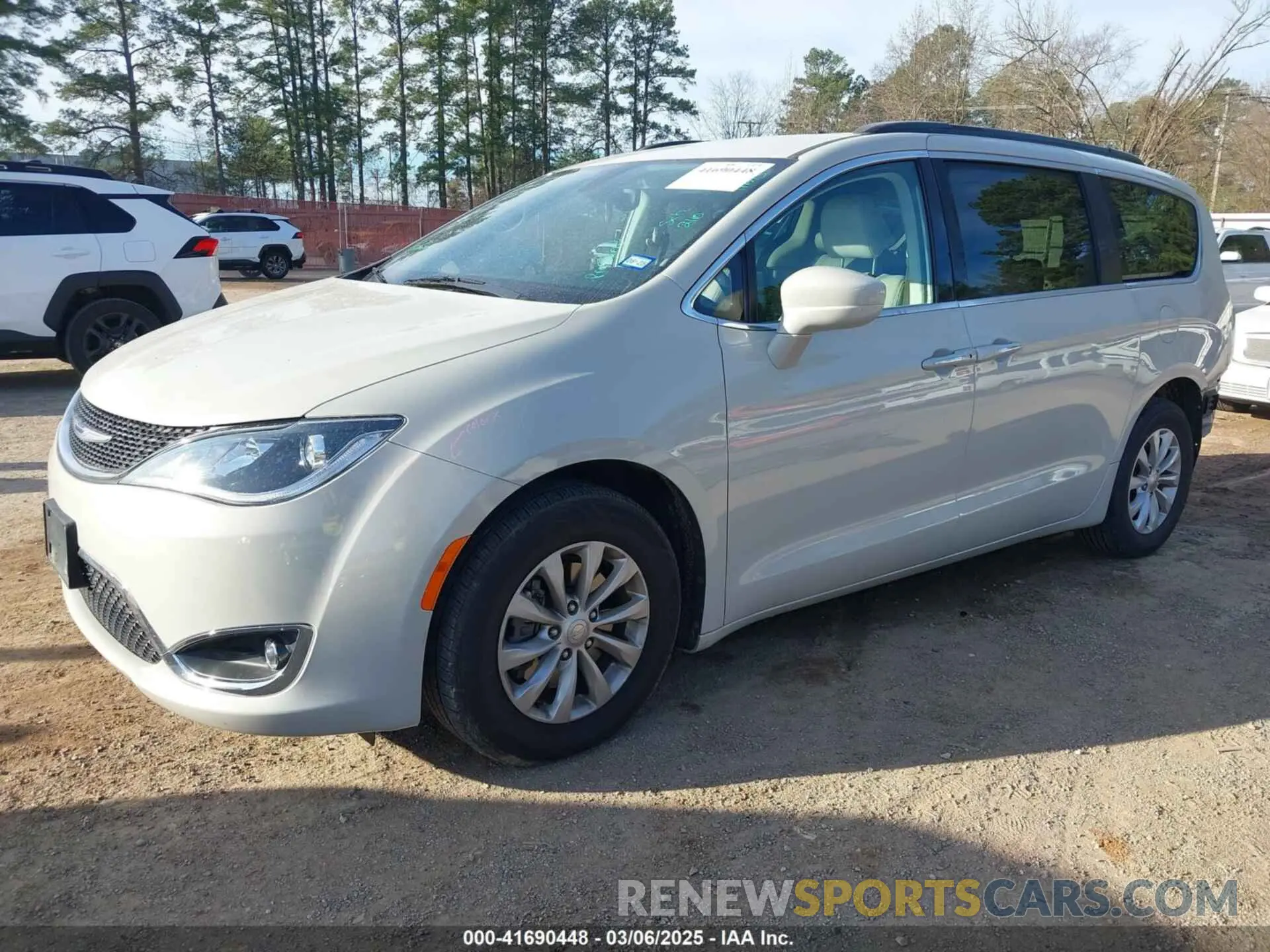 2 fotografías del automóvil dañado 2C4RC1FG6KR669150 CHRYSLER PACIFICA 2019