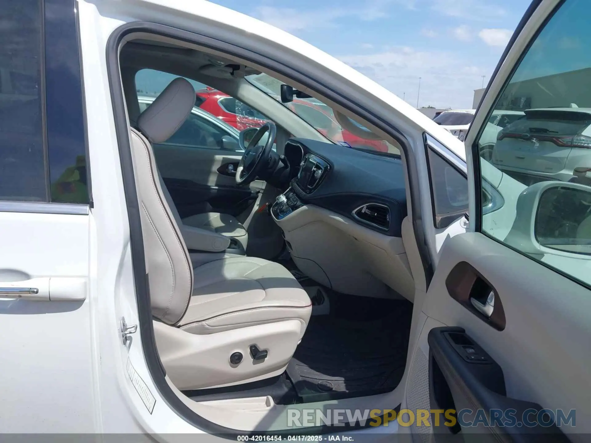 5 fotografías del automóvil dañado 2C4RC1GG6LR171708 CHRYSLER PACIFICA 2020