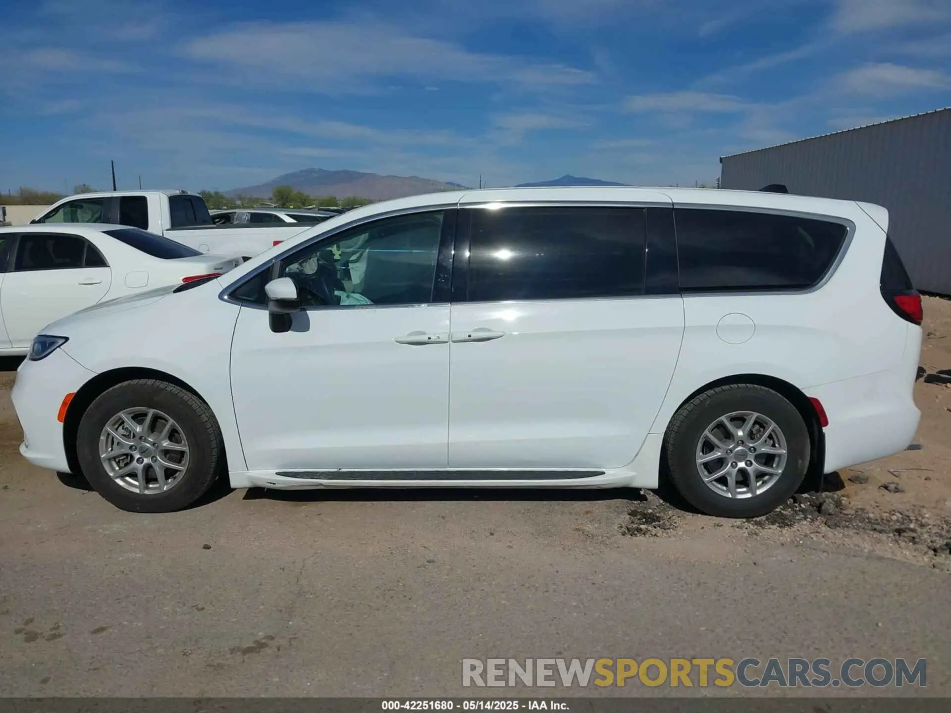 14 fotografías del automóvil dañado 2C4RC1BG6PR531640 CHRYSLER PACIFICA 2023