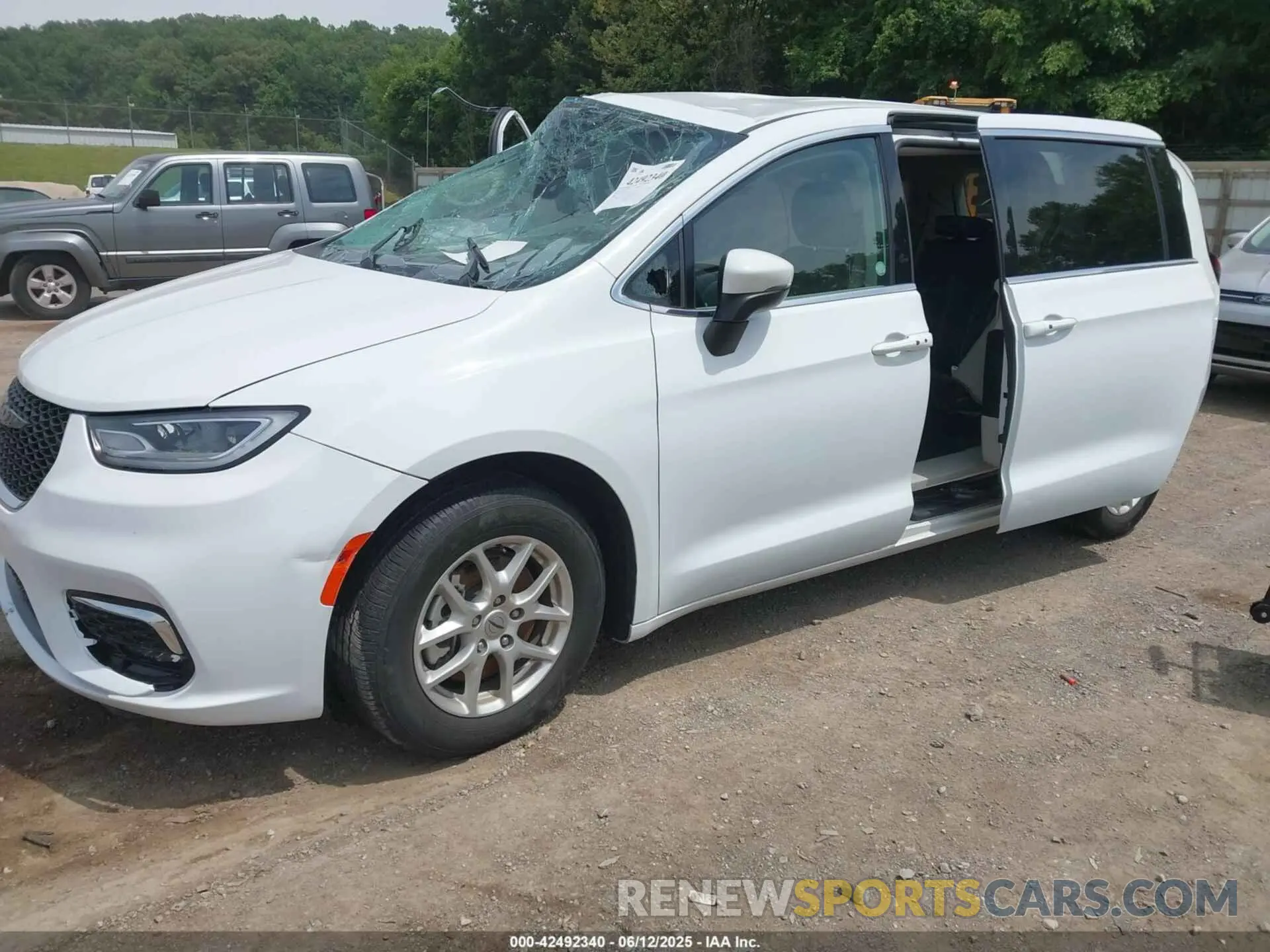 2 fotografías del automóvil dañado 2C4RC1BGXPR531396 CHRYSLER PACIFICA 2023