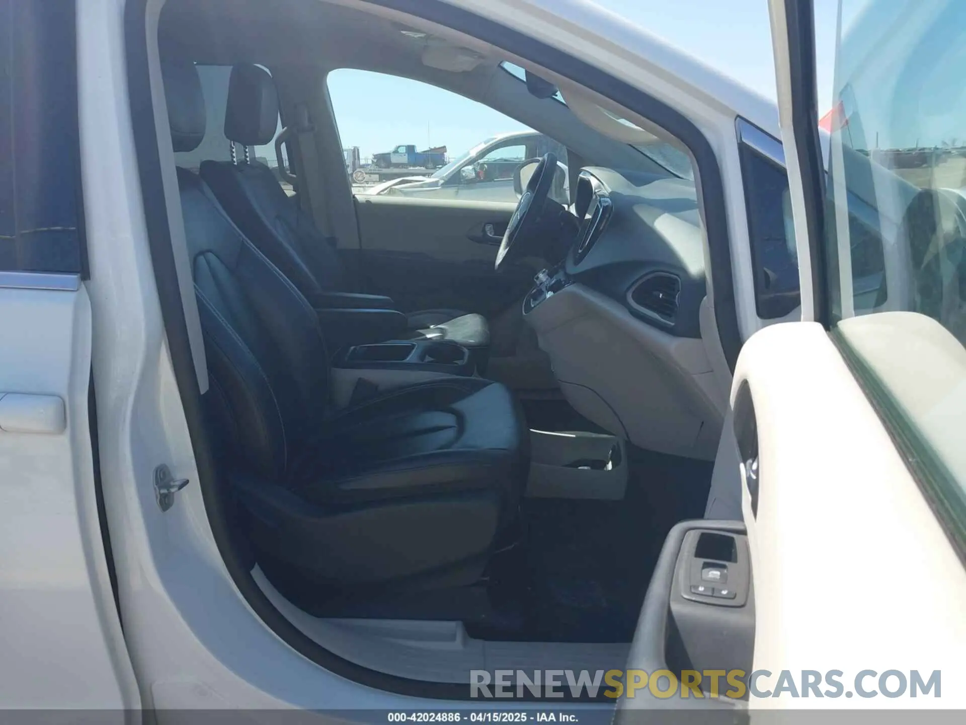 5 fotografías del automóvil dañado 2C4RC1BGXPR547212 CHRYSLER PACIFICA 2023