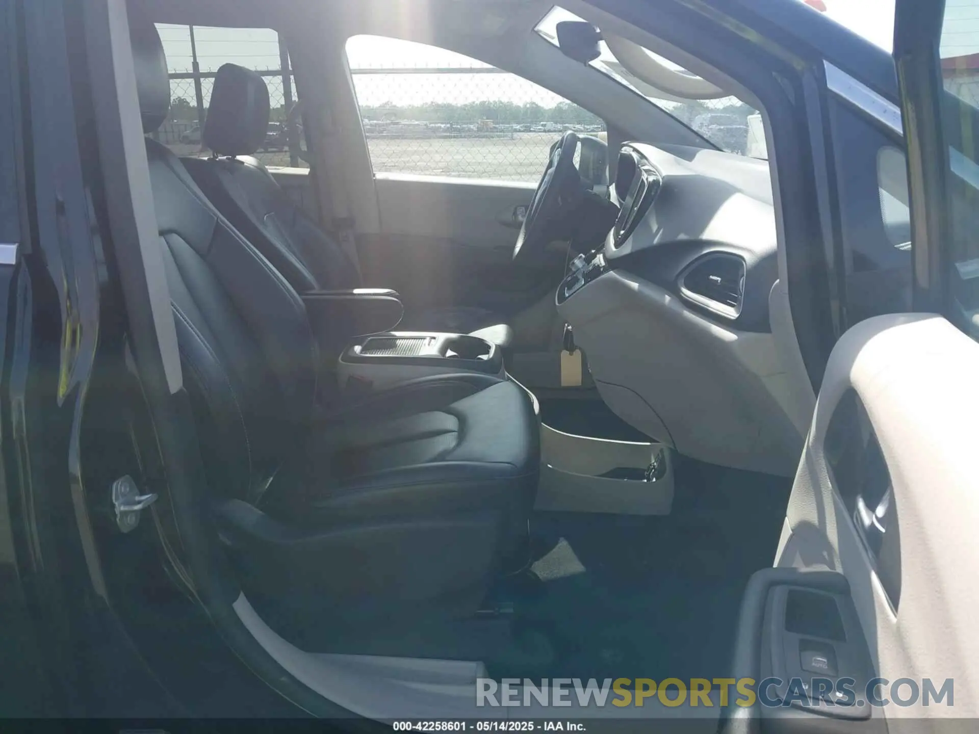 5 fotografías del automóvil dañado 2C4RC1BGXPR590965 CHRYSLER PACIFICA 2023