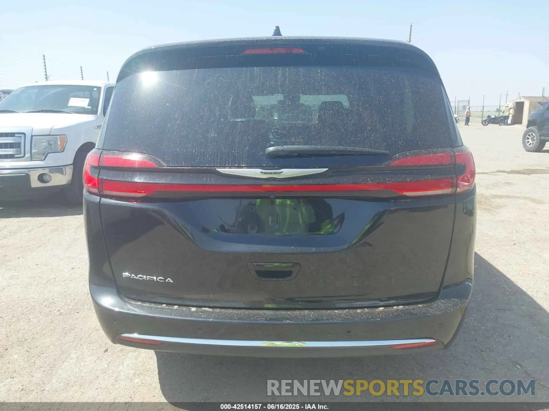 16 fotografías del automóvil dañado 2C4RC1BGXPR627545 CHRYSLER PACIFICA 2023