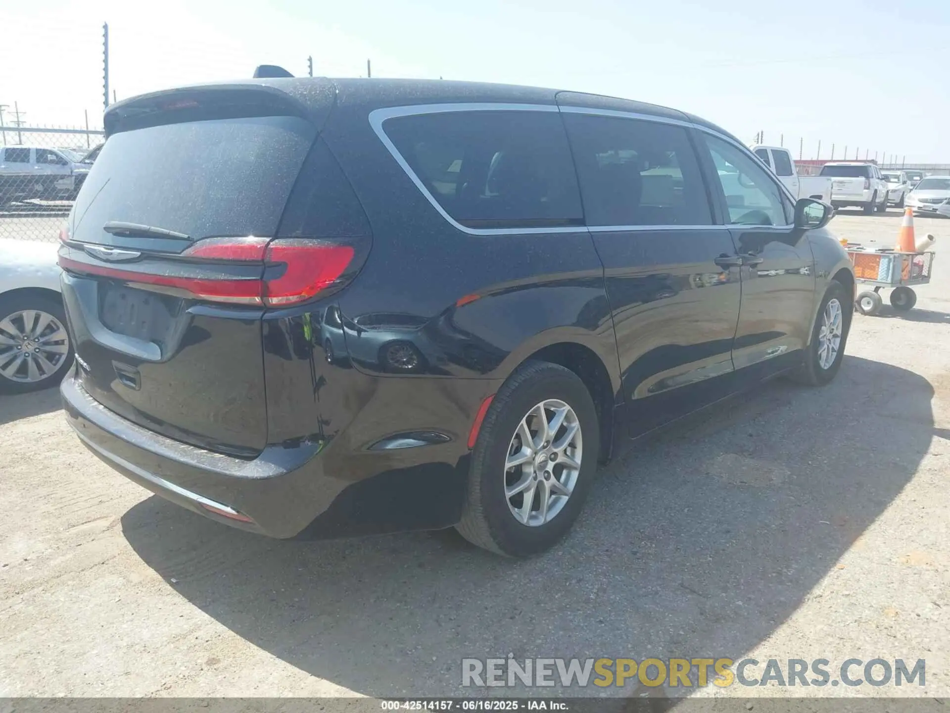 4 fotografías del automóvil dañado 2C4RC1BGXPR627545 CHRYSLER PACIFICA 2023