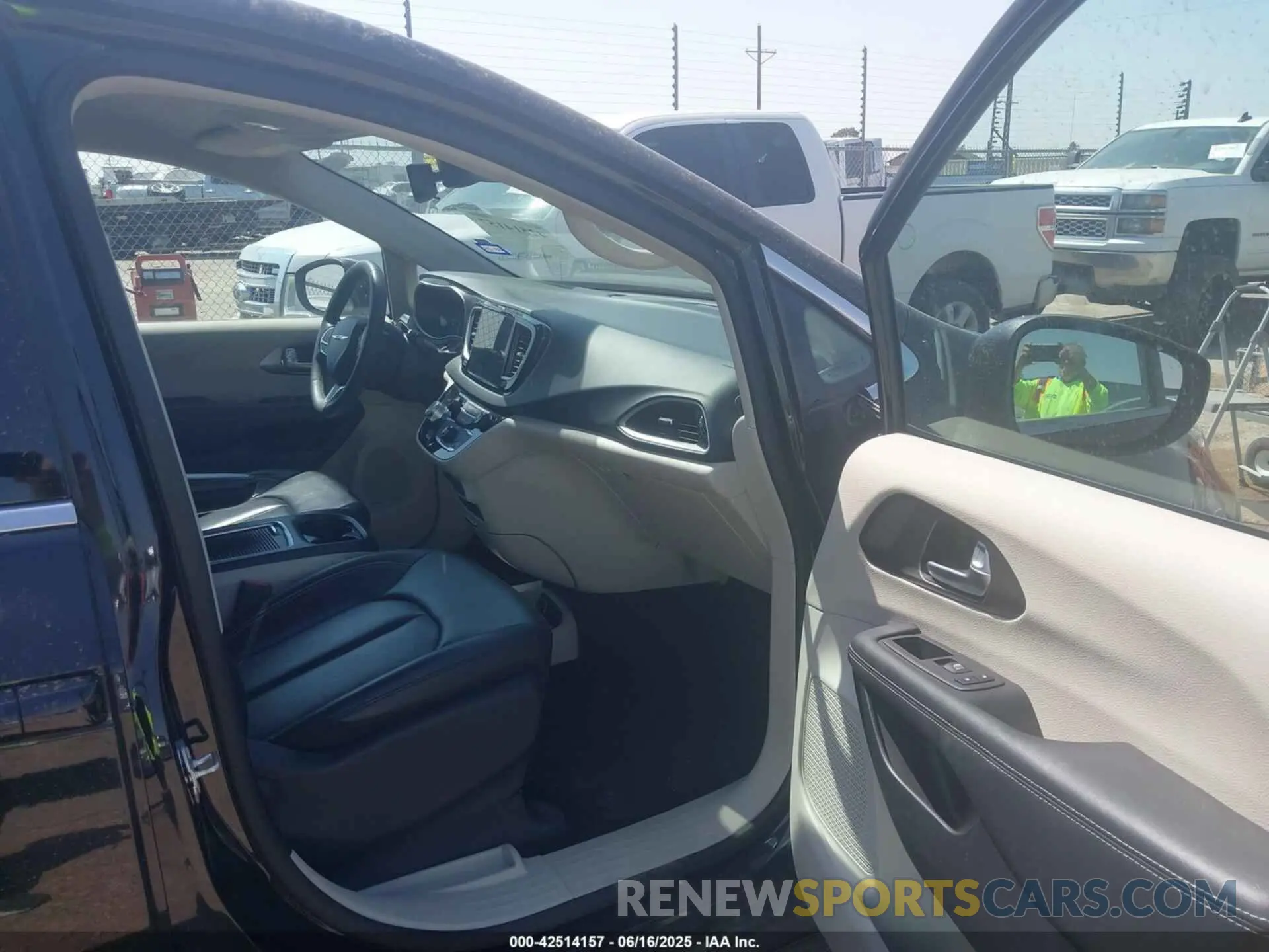 5 fotografías del automóvil dañado 2C4RC1BGXPR627545 CHRYSLER PACIFICA 2023