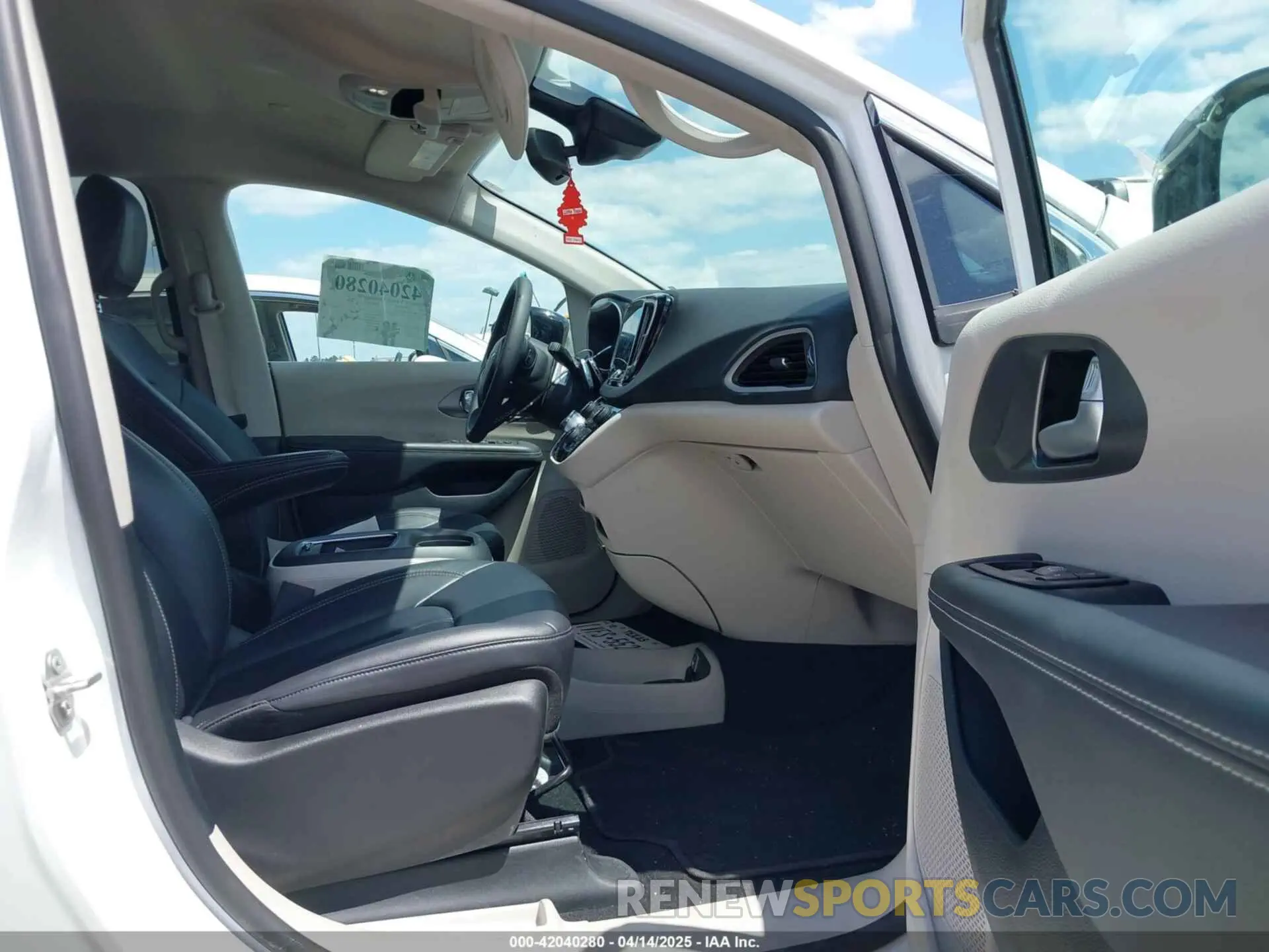 5 fotografías del automóvil dañado 2C4RC1BG0RR151258 CHRYSLER PACIFICA 2024