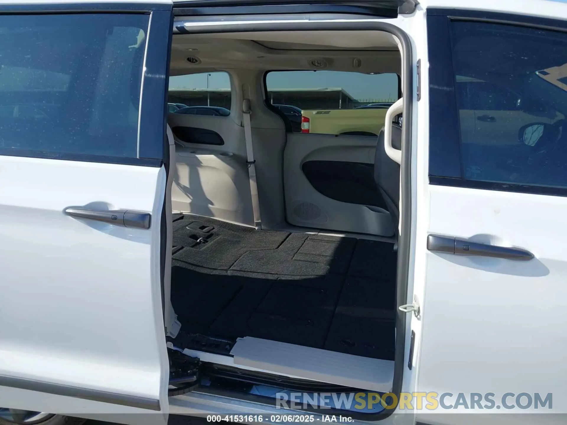 8 fotografías del automóvil dañado 2C4RC1BG3RR183878 CHRYSLER PACIFICA 2024