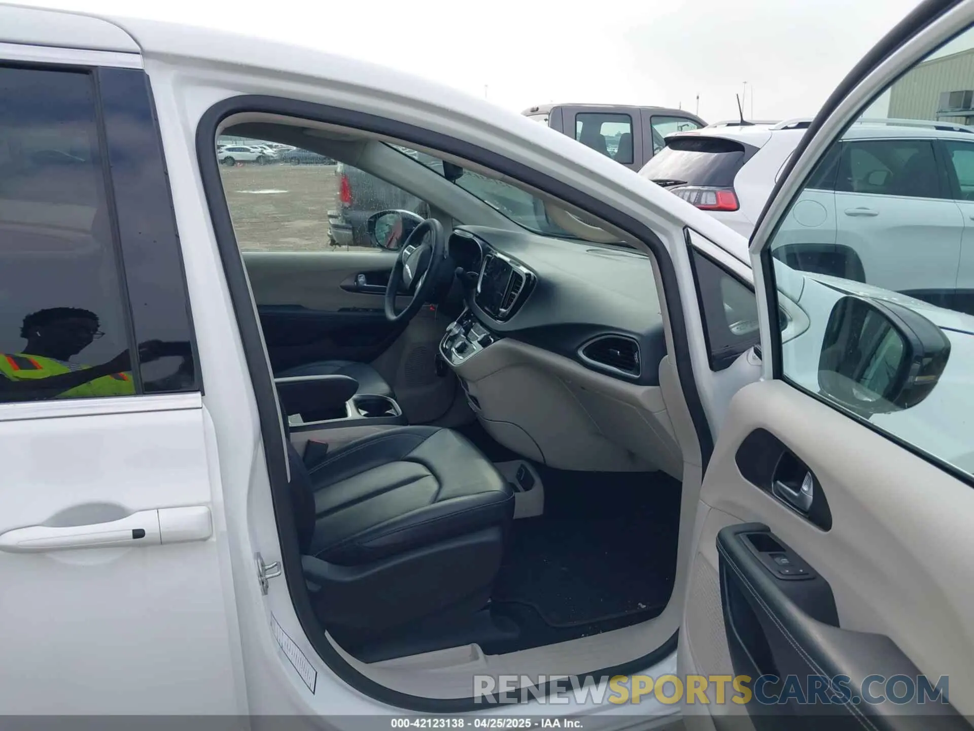 5 fotografías del automóvil dañado 2C4RC1BGXRR145399 CHRYSLER PACIFICA 2024