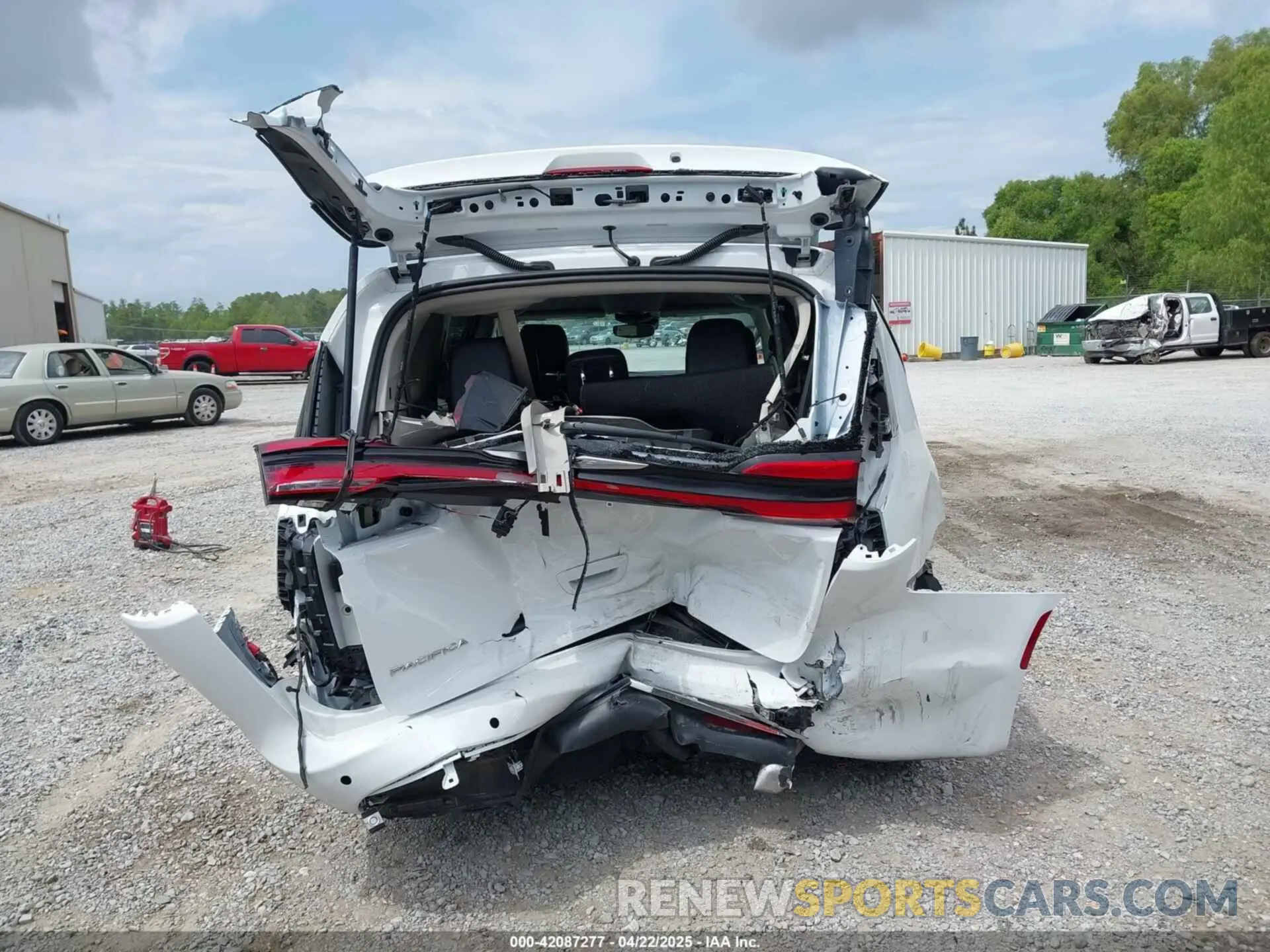 16 fotografías del automóvil dañado 2C4RC1BGXRR179925 CHRYSLER PACIFICA 2024