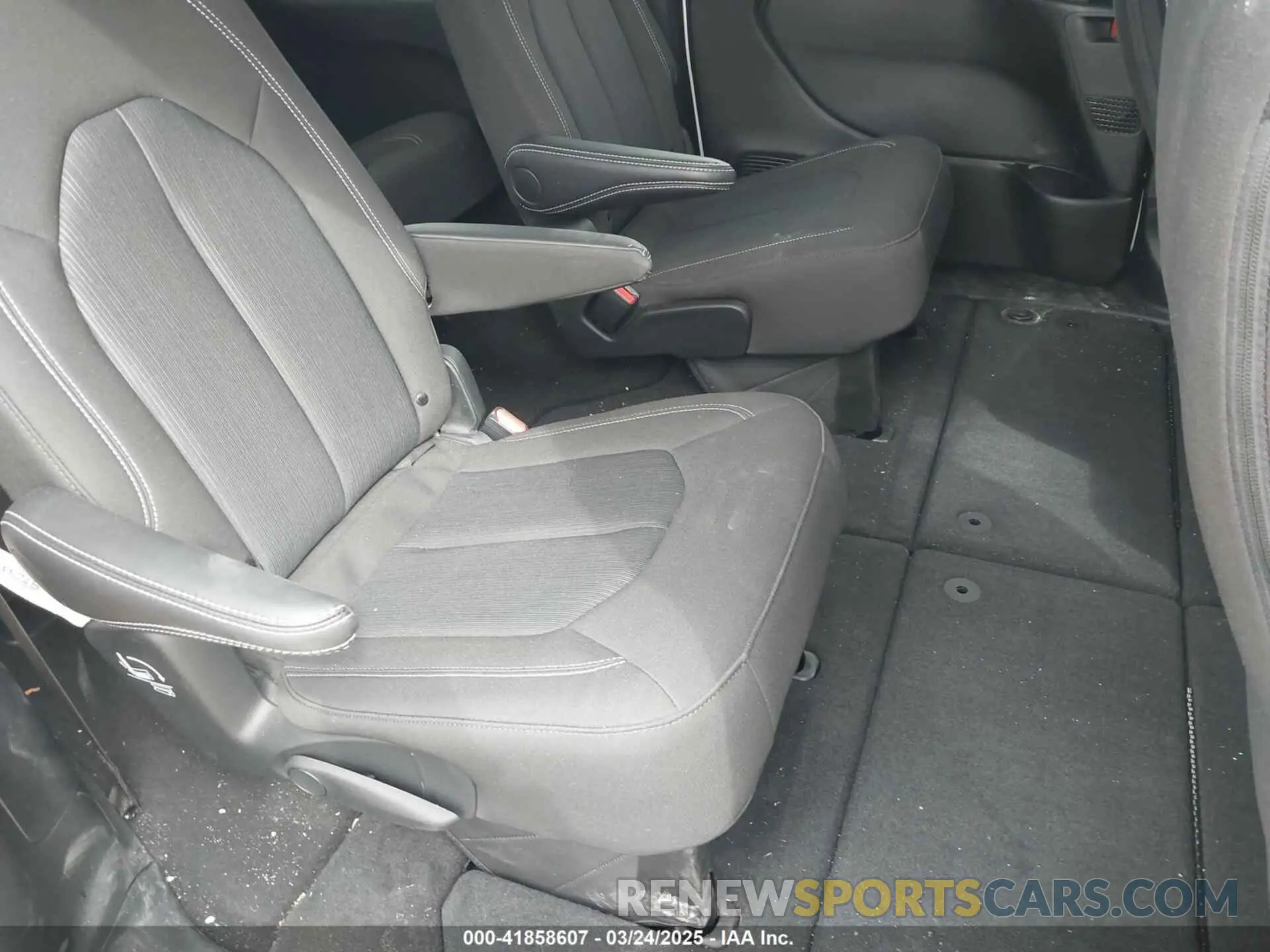 8 fotografías del automóvil dañado 2C4RC1FG3RR113467 CHRYSLER PACIFICA 2024