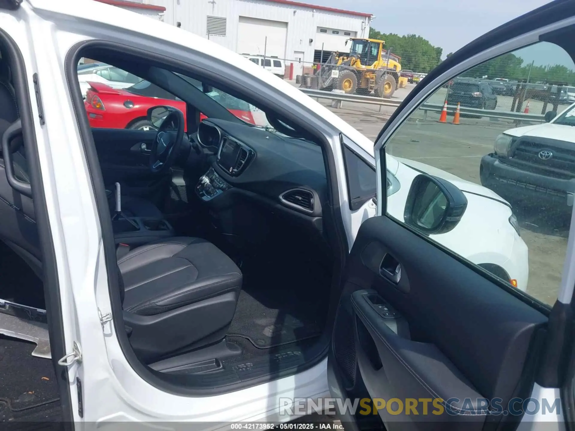 5 fotografías del automóvil dañado 2C4RC1BG1SR542831 CHRYSLER PACIFICA 2025