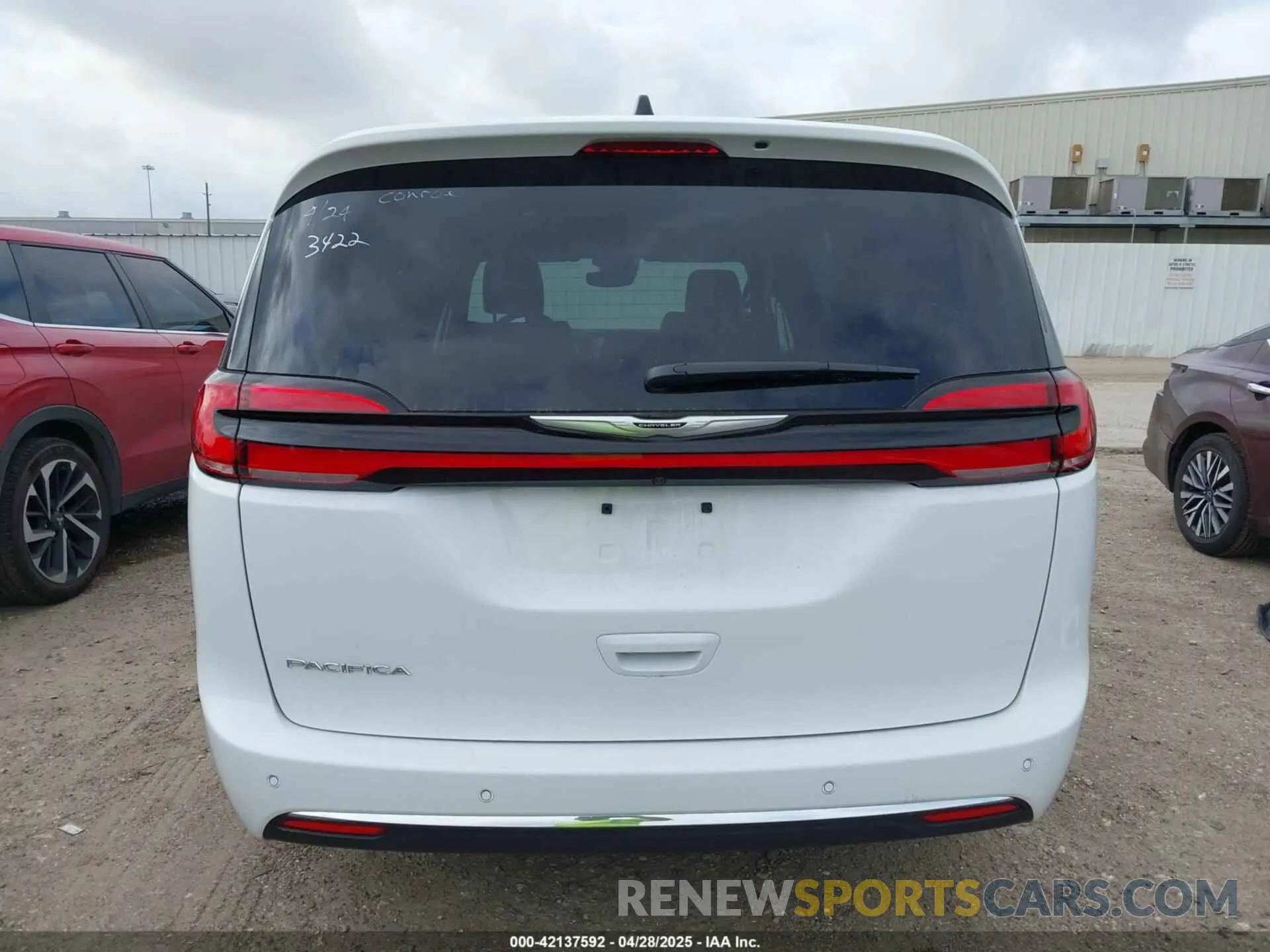 17 fotografías del automóvil dañado 2C4RC1BG7SR530912 CHRYSLER PACIFICA 2025