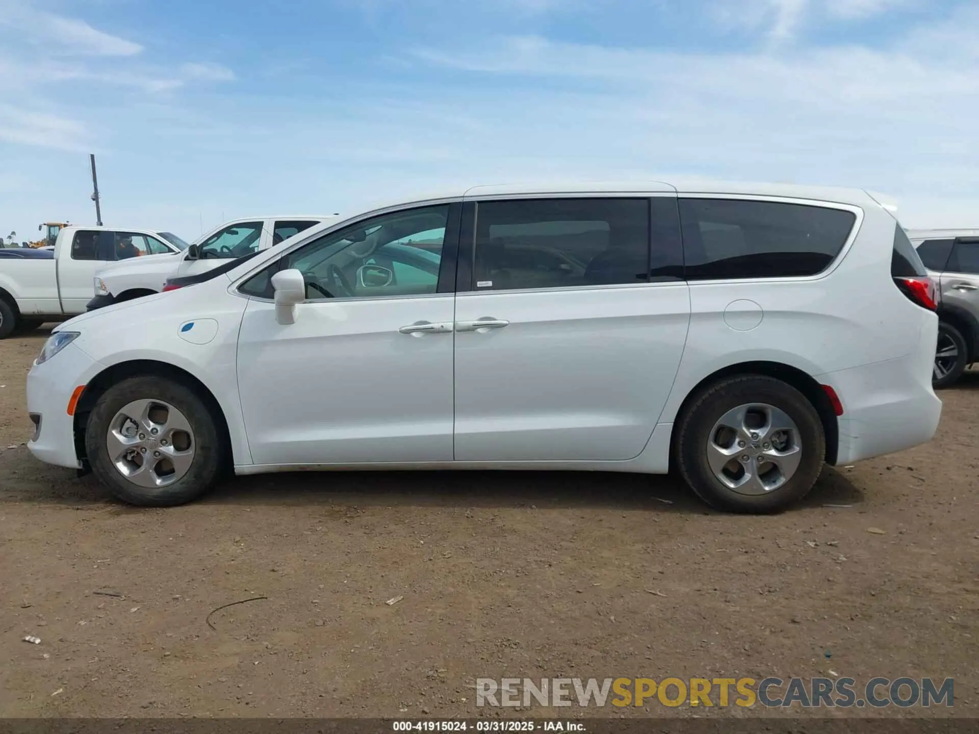 14 fotografías del automóvil dañado 2C4RC1H79KR655708 CHRYSLER PACIFICA HYBRID 2019