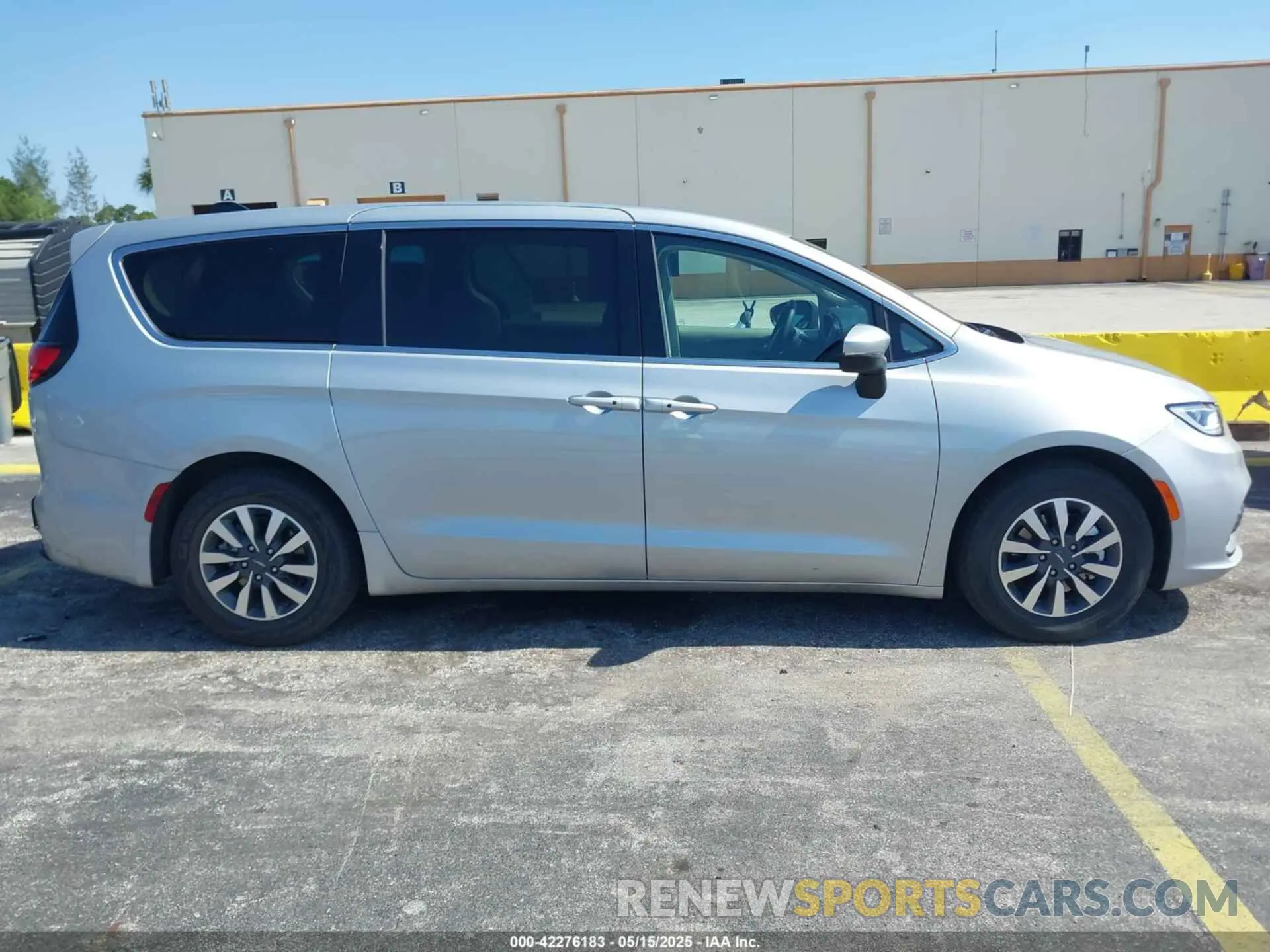 13 fotografías del automóvil dañado 2C4RC1L73PR599182 CHRYSLER PACIFICA HYBRID 2023
