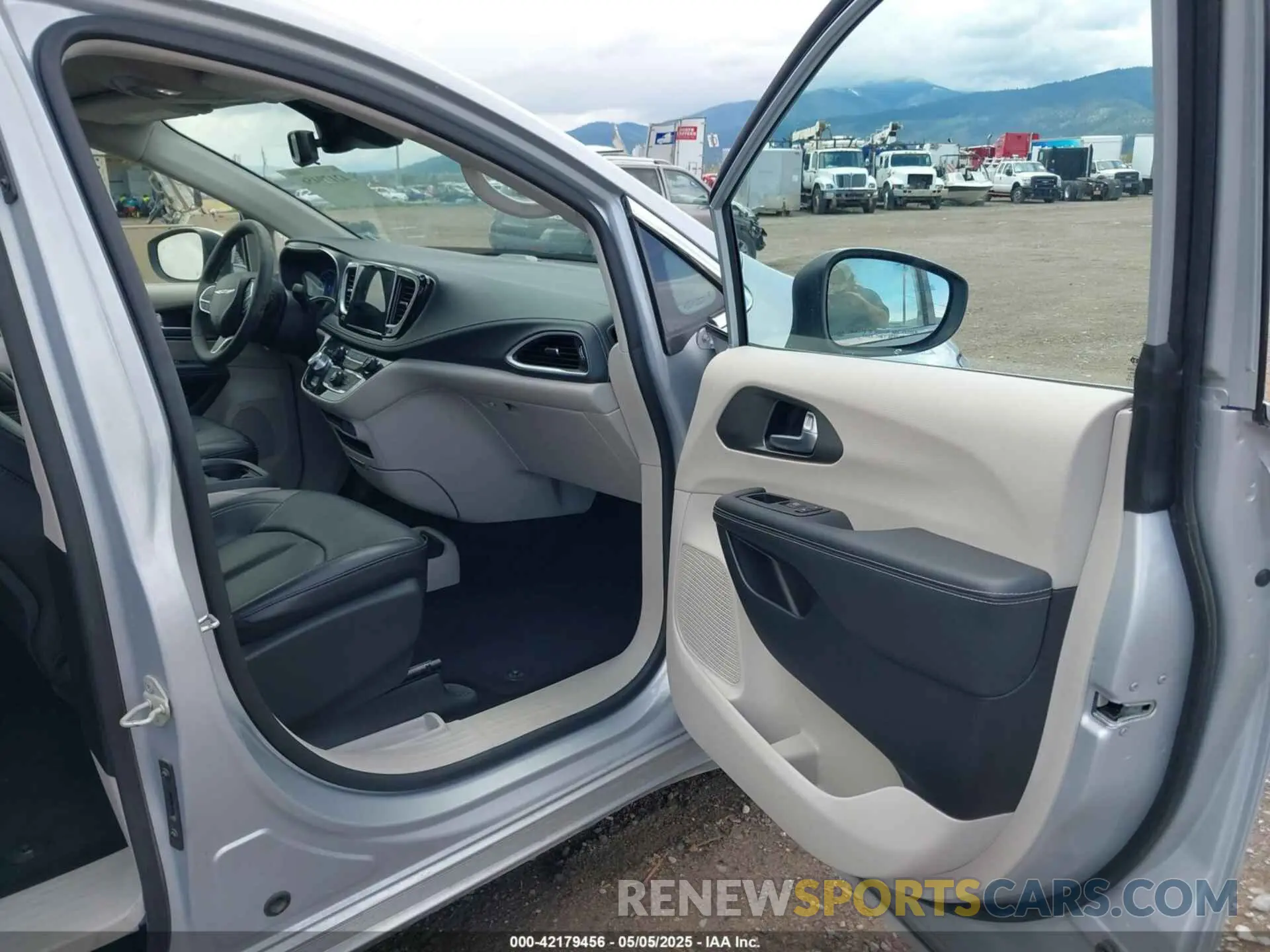 5 fotografías del automóvil dañado 2C4RC1L73PR626350 CHRYSLER PACIFICA HYBRID 2023