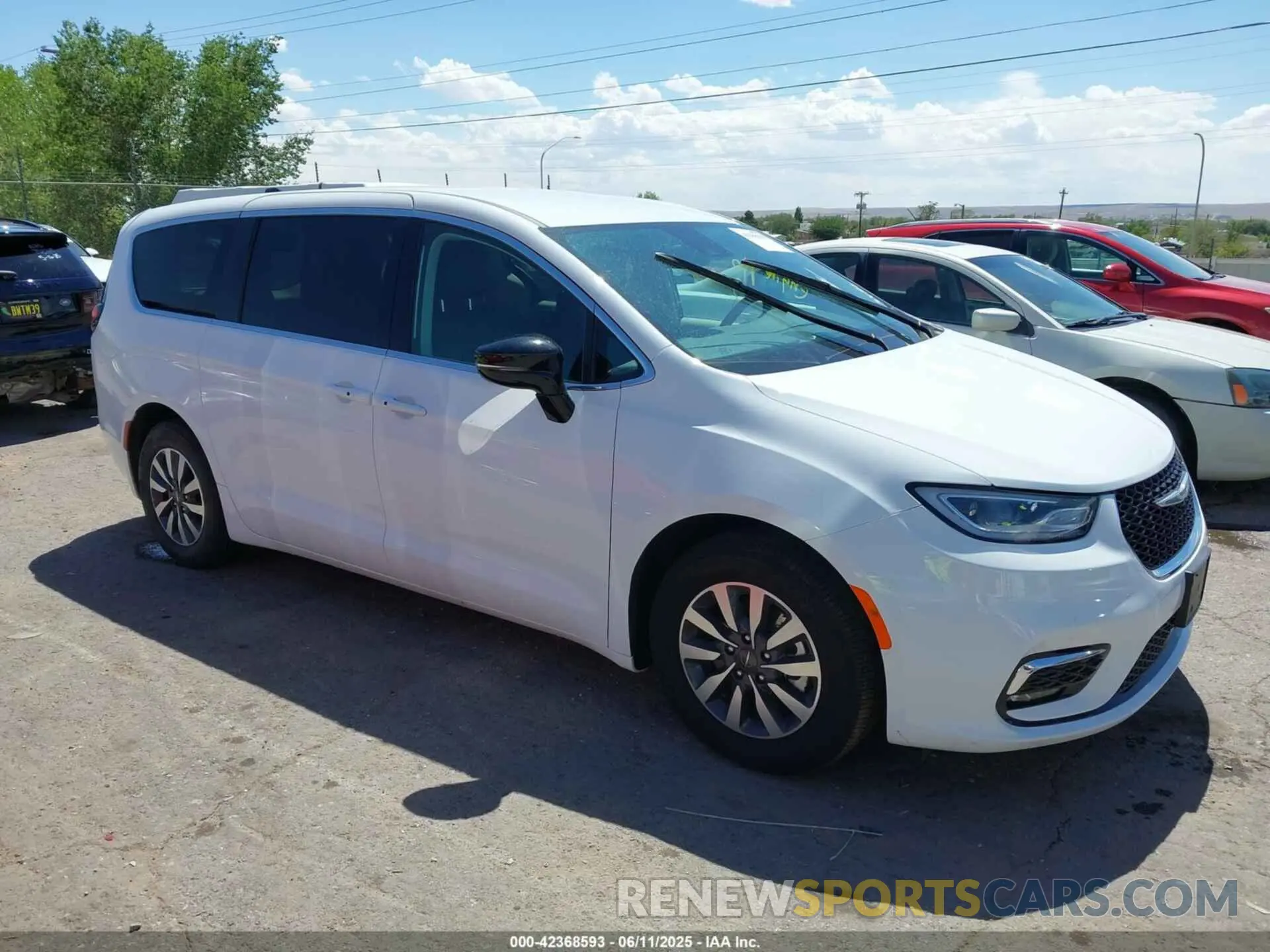 13 fotografías del automóvil dañado 2C4RC1S74RR153420 CHRYSLER PACIFICA HYBRID 2024