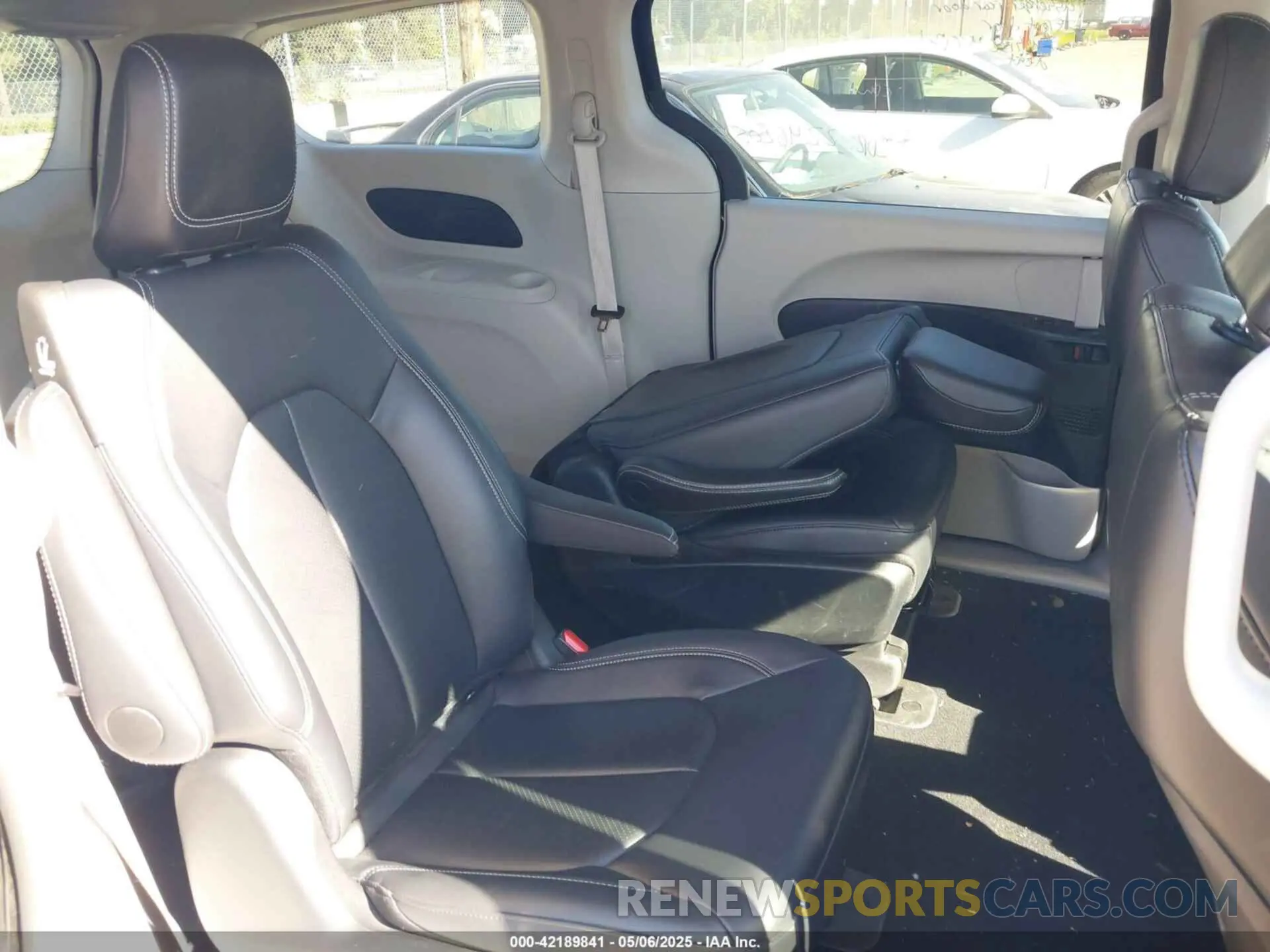 8 fotografías del automóvil dañado 2C4RC1S74RR166703 CHRYSLER PACIFICA HYBRID 2024