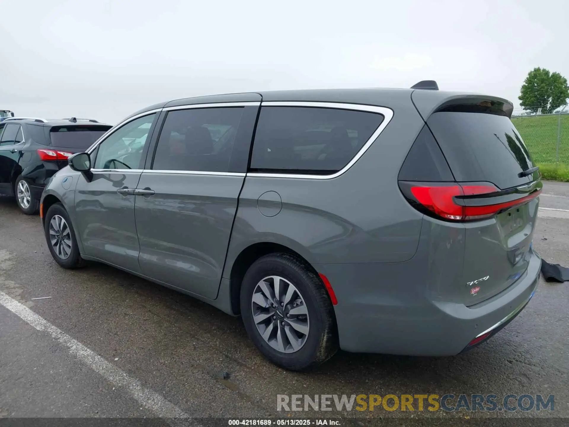 13 fotografías del automóvil dañado 2C4RC1S7XRR200143 CHRYSLER PACIFICA HYBRID 2024
