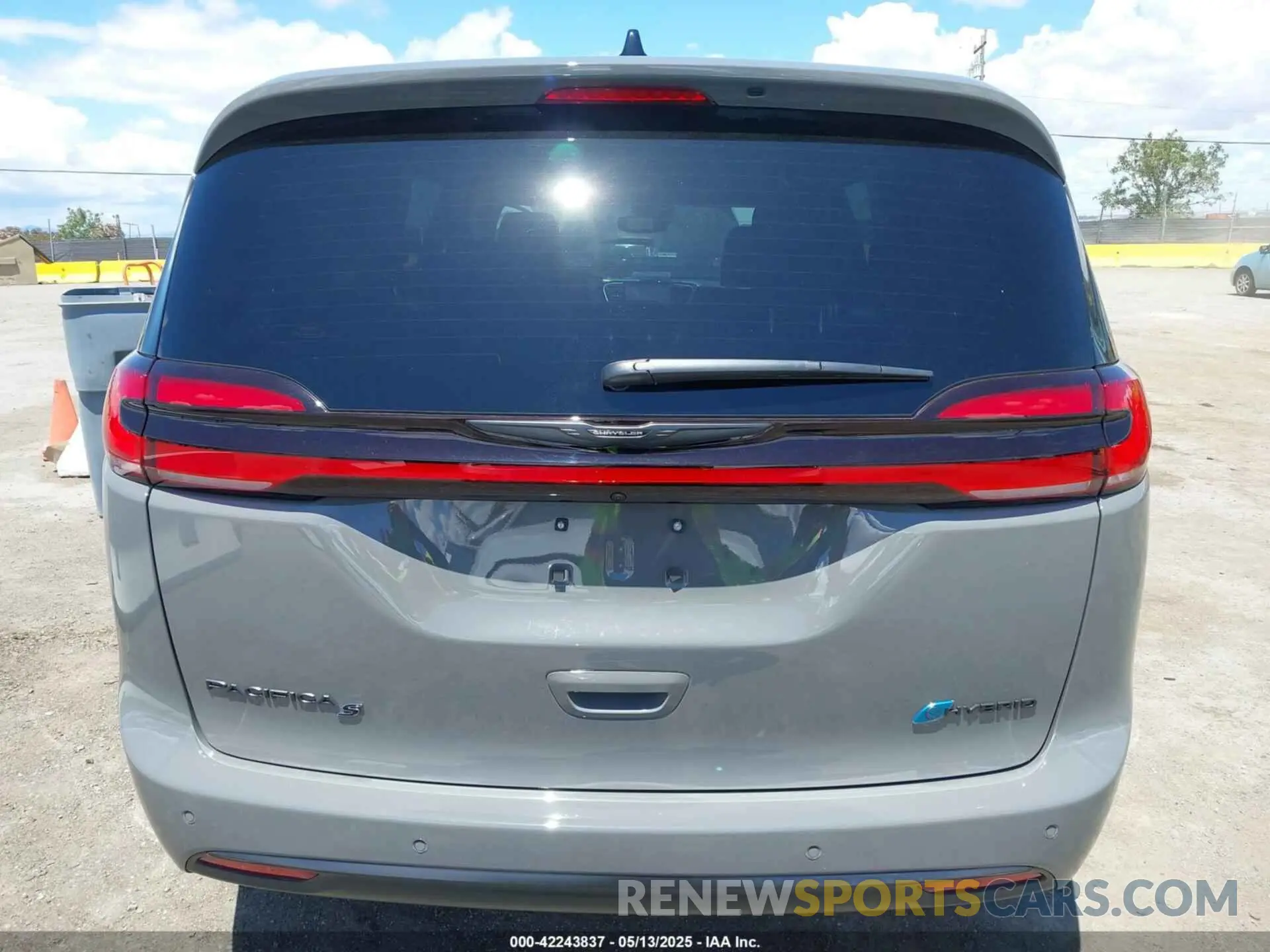 15 fotografías del automóvil dañado 2C4RC1S74SR528034 CHRYSLER PACIFICA HYBRID 2025