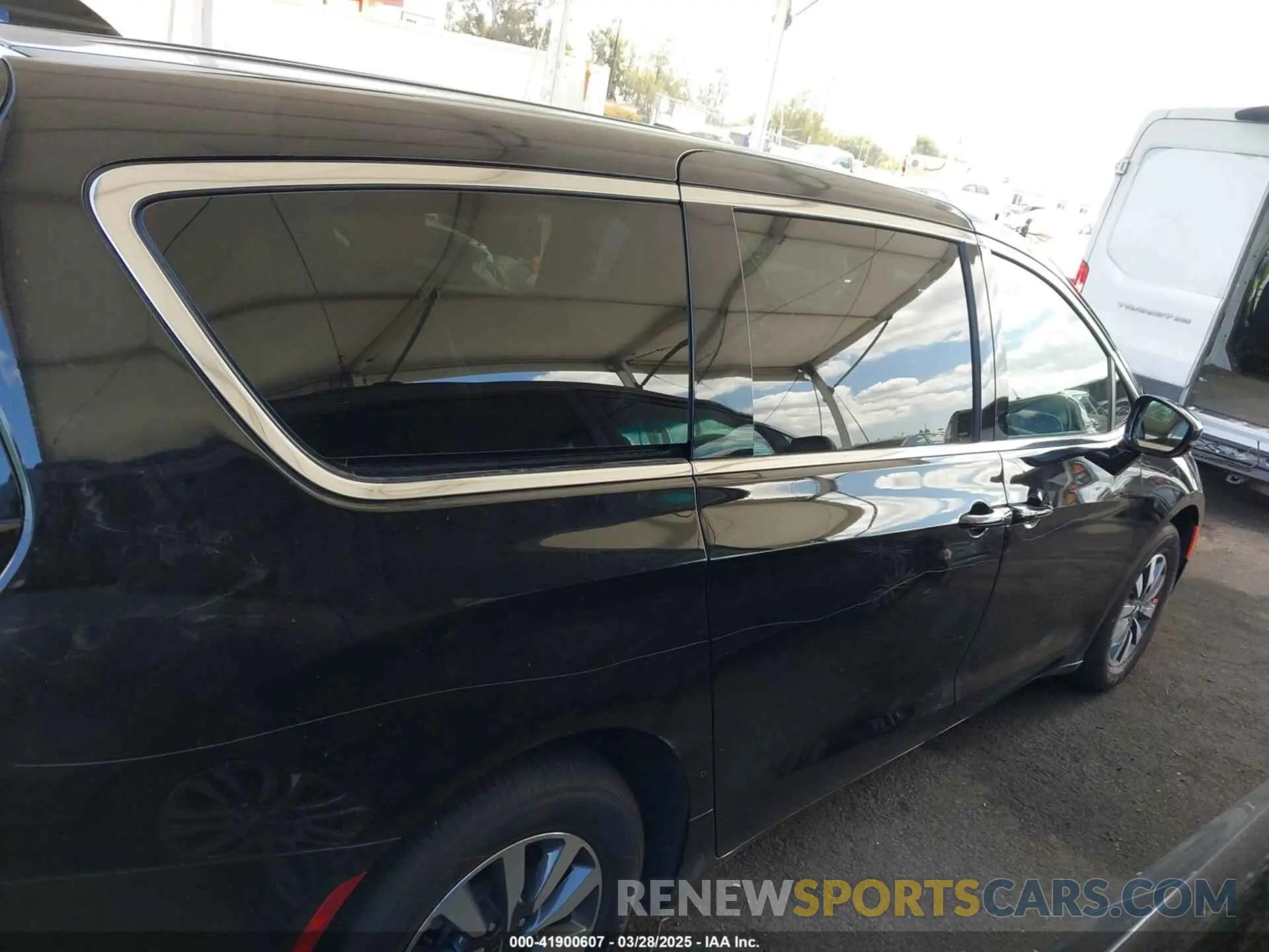 12 fotografías del automóvil dañado 2C4RC1S75SR502350 CHRYSLER PACIFICA HYBRID 2025